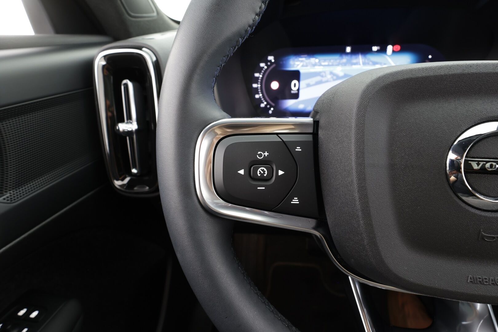 Volvo C40 2024 Recharge Single Plus Extended Range - | ACC | ILP | MY24 | Lasikatto | Sporttipenkit | Keyless | Pilot Assist | BLIS | CTA | LED | P.kamera | 2x renkaat aluin | Merkkihuollot | 