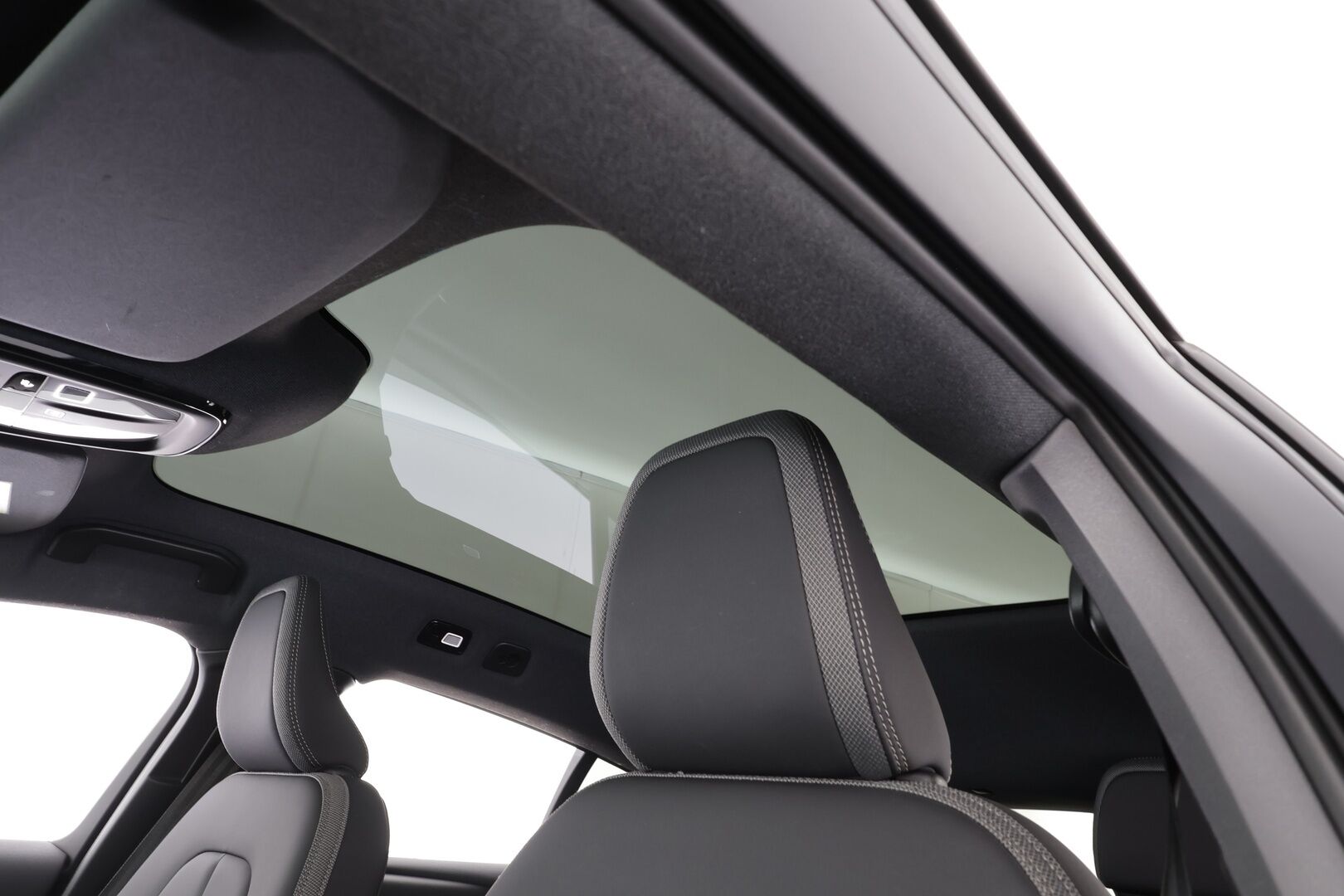 Volvo C40 2024 Recharge Single Plus Extended Range - | ACC | ILP | MY24 | Lasikatto | Sporttipenkit | Keyless | Pilot Assist | BLIS | CTA | LED | P.kamera | 2x renkaat aluin | Merkkihuollot | 