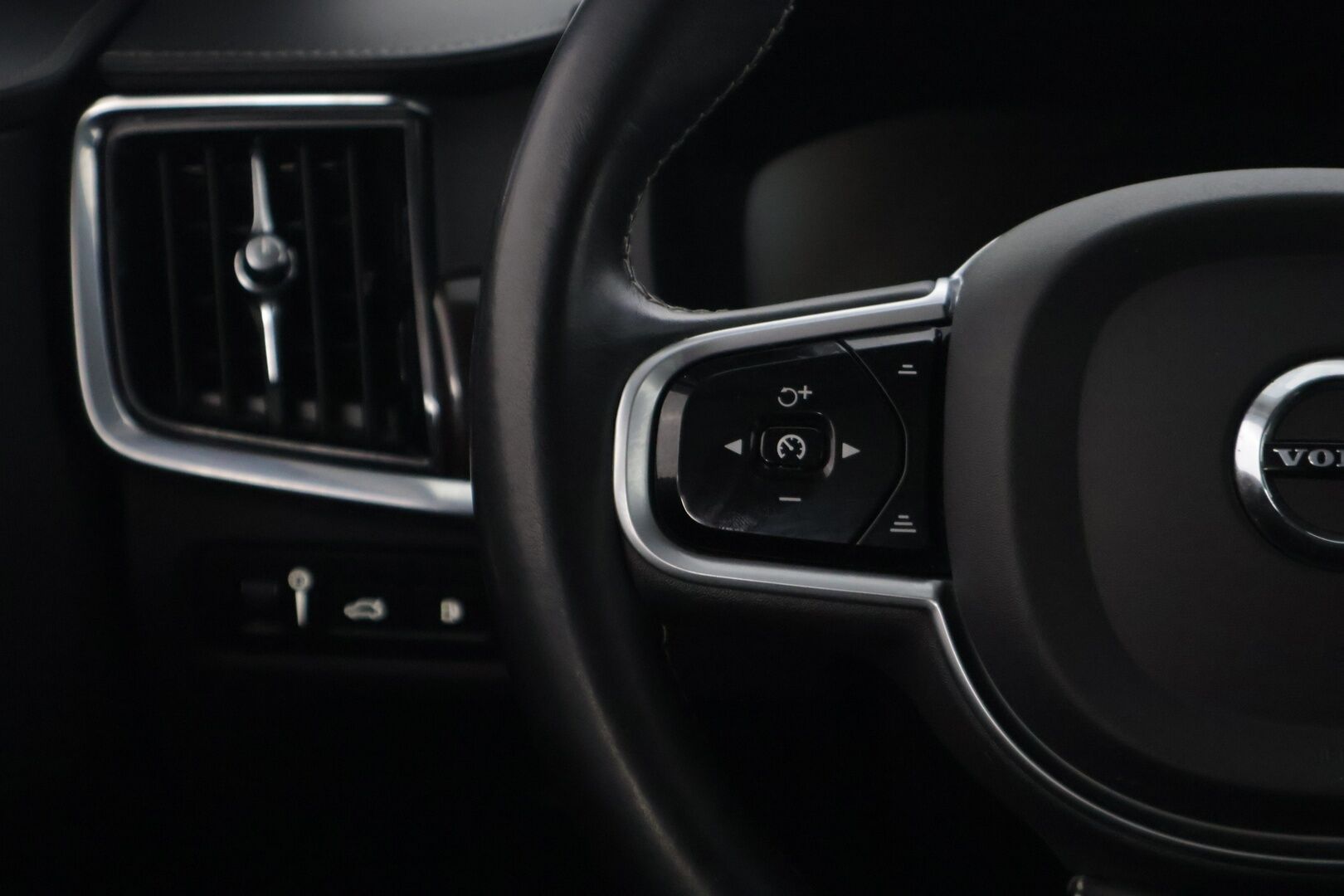 Volvo V90 2020 T8 TwE AWD Inscription aut * HUD / 360-Kamera / Webasto / Adapt. Vakkari / Koukku * - *Jakopää tehty 2025! / Todella hyvin varusteltu yksilö!