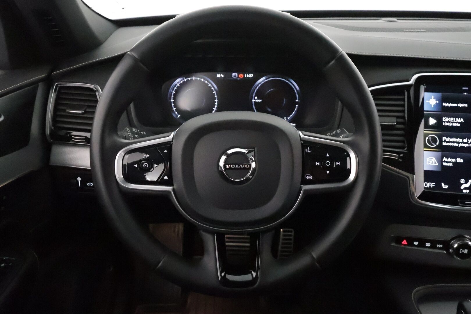 Volvo XC90 2022 T8 AWD Long Range High Performance R-Design aut **H&K / Panorama / HUD / ACC / Full-LED / 360° / Sportpenkit Muistilla** - 2,99 % KORKOTARJOUS TÄHÄN AUTOON 21.9. ASTI! - Akku kuntotarkastettu / Kahdet Renkaat / Merkkihuollettu! /  **HUIPPU KAMOILLA**
