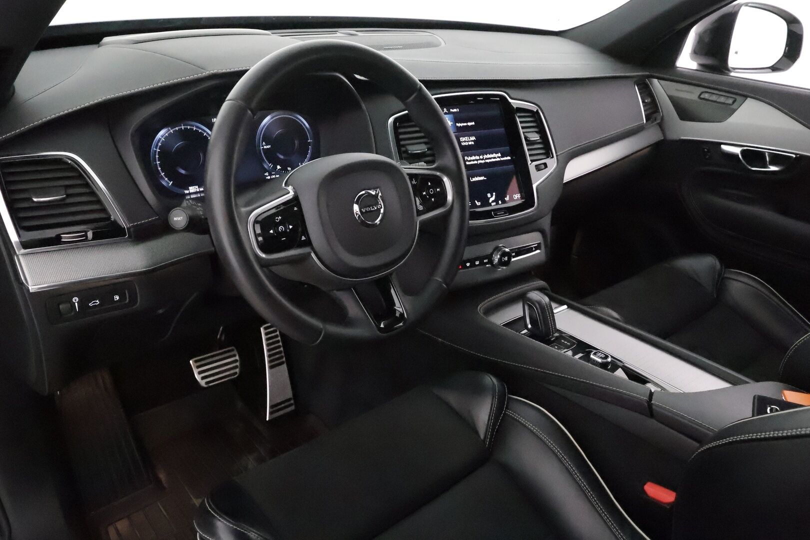 Volvo XC90 2022 T8 AWD Long Range High Performance R-Design aut **H&K / Panorama / HUD / ACC / Full-LED / 360° / Sportpenkit Muistilla** - Juuri tullut Helsinkiin! / Akku kuntotarkastettu / Kahdet Renkaat / Merkkihuollettu - HULLUT JOULUT KORKOTARJOUS 2,49% 