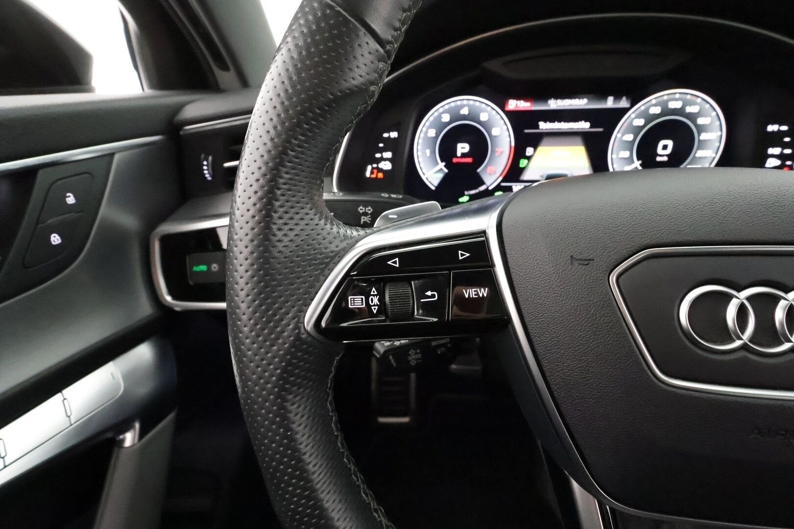 Audi A6 2021 Avant Business Sport 55 TFSI e quattro S-tronic Electrified Edition * S-Line / ACC / Matrix / Koukku / Nahkasisusta * - Digimittaristo / P.Kamera / Panorama / 2x Latauskaapelit / Kahdet renkaat aluvanteilla