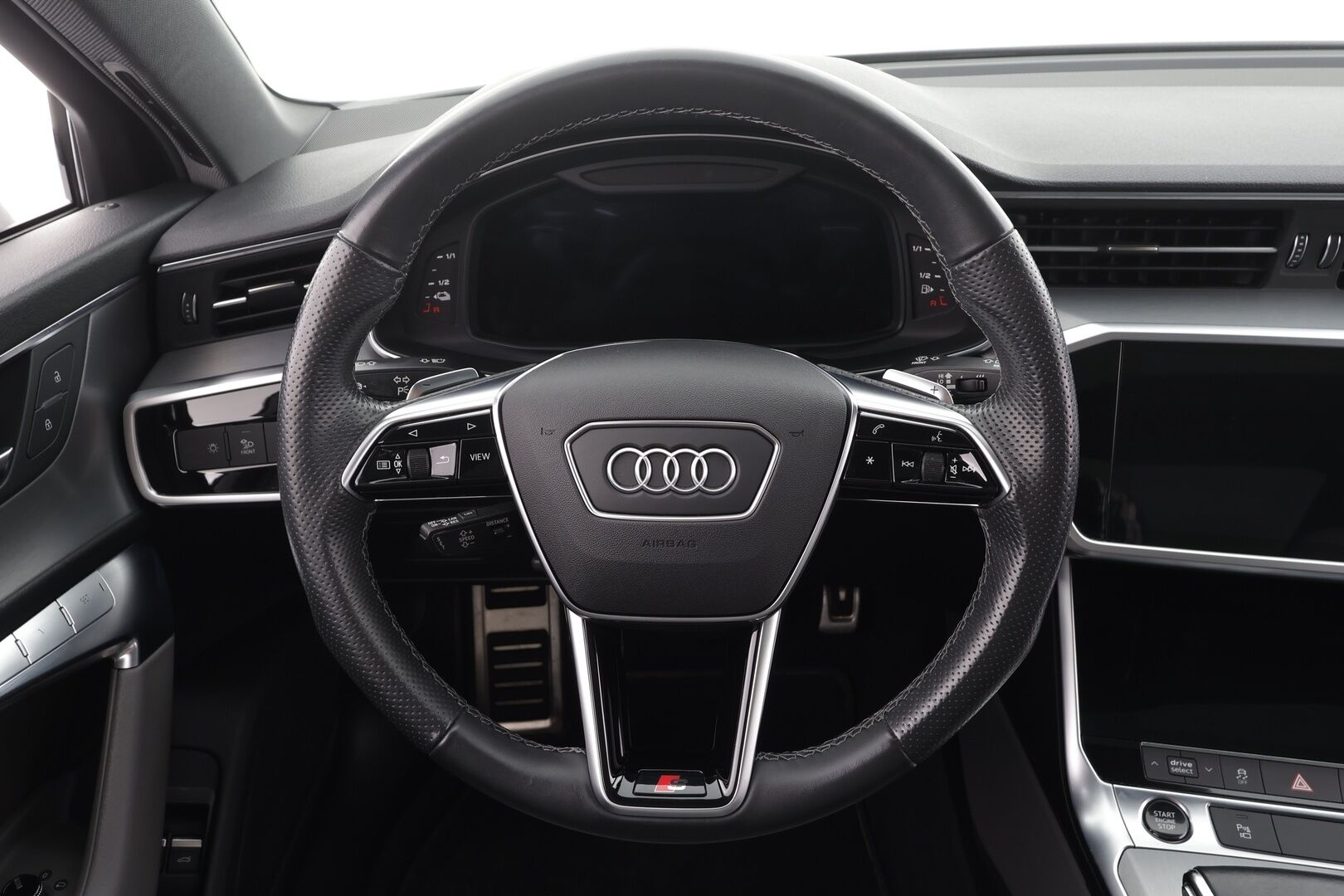 Audi A6 2021 Avant Business Sport 55 TFSI e quattro S-tronic Electrified Edition * S-Line / ACC / Matrix / Koukku / Nahkasisusta * - Digimittaristo / P.Kamera / Panorama / 2x Latauskaapelit / Kahdet renkaat aluvanteilla
