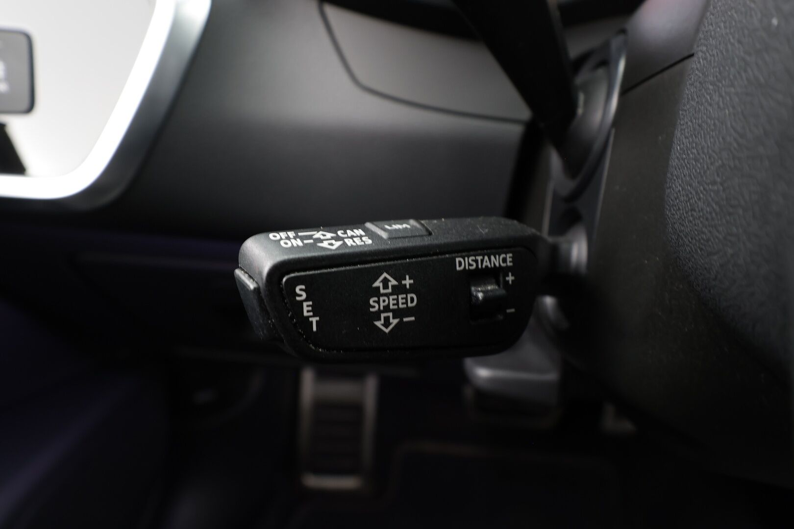 Audi A6 2021 Avant Business Sport 55 TFSI e quattro S-tronic Electrified Edition * S-Line / ACC / Matrix / Koukku / Nahkasisusta * - Digimittaristo / P.Kamera / Panorama / 2x Latauskaapelit / Kahdet renkaat aluvanteilla