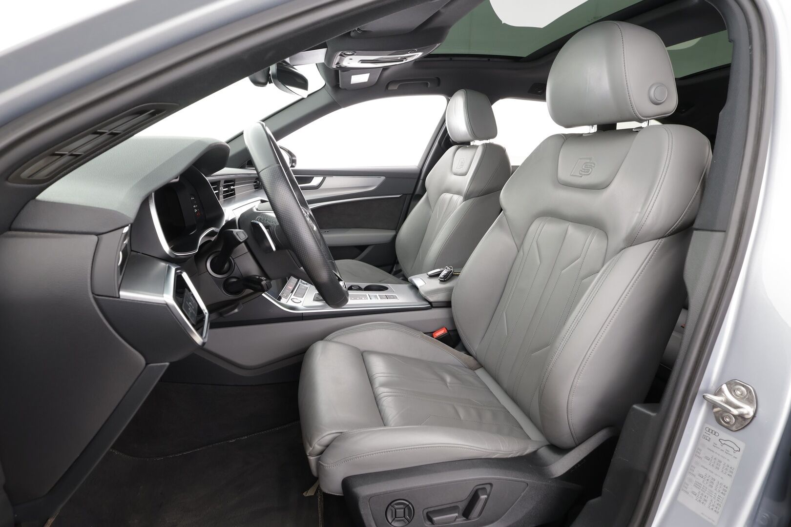 Audi A6 2021 Avant Business Sport 55 TFSI e quattro S-tronic Electrified Edition * S-Line / ACC / Matrix / Koukku / Nahkasisusta * - Digimittaristo / P.Kamera / Panorama / 2x Latauskaapelit / Kahdet renkaat aluvanteilla