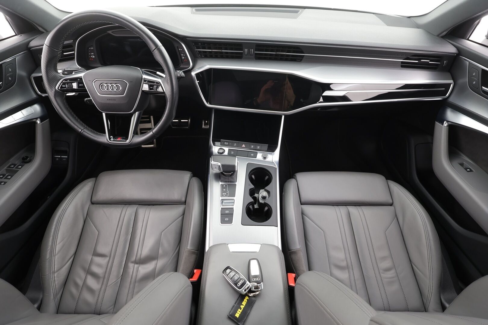 Audi A6 2021 Avant Business Sport 55 TFSI e quattro S-tronic Electrified Edition * S-Line / ACC / Matrix / Koukku / Nahkasisusta * - Digimittaristo / P.Kamera / Panorama / 2x Latauskaapelit / Kahdet renkaat aluvanteilla