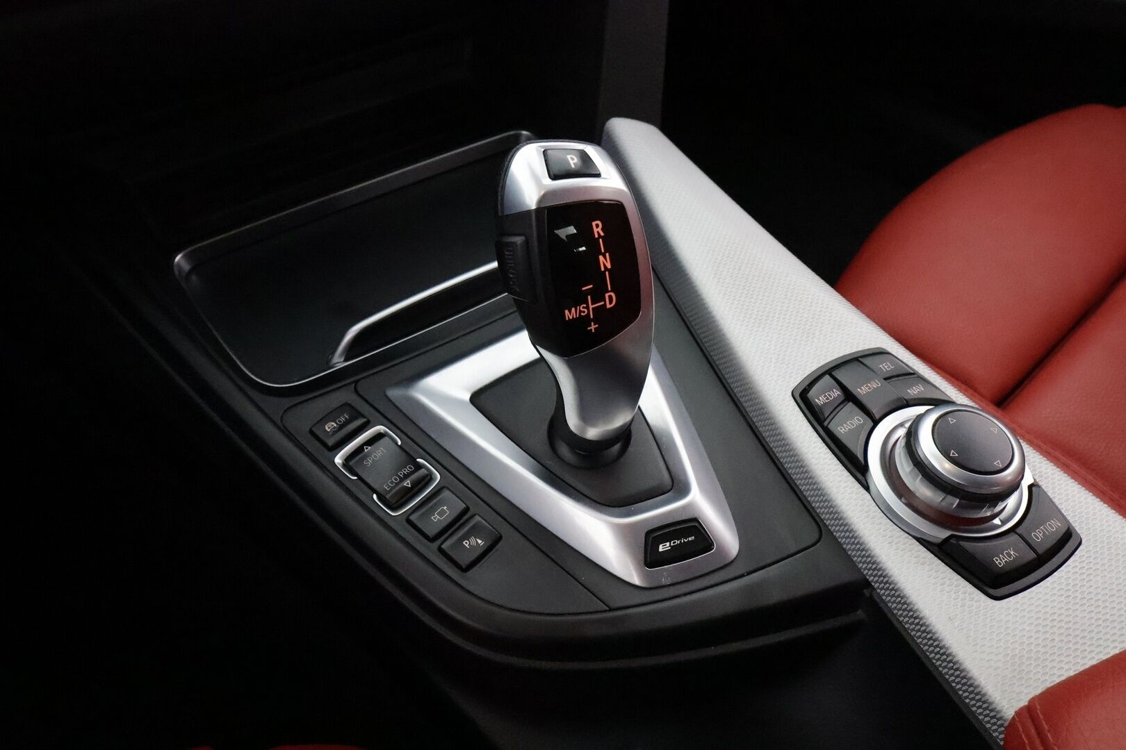BMW 330 2018 F30 Sedan 330e A Business M Sport - Punaiset sporttinahat / HUD / P-kamera / Muistipenkki / LED-valot / Navi 