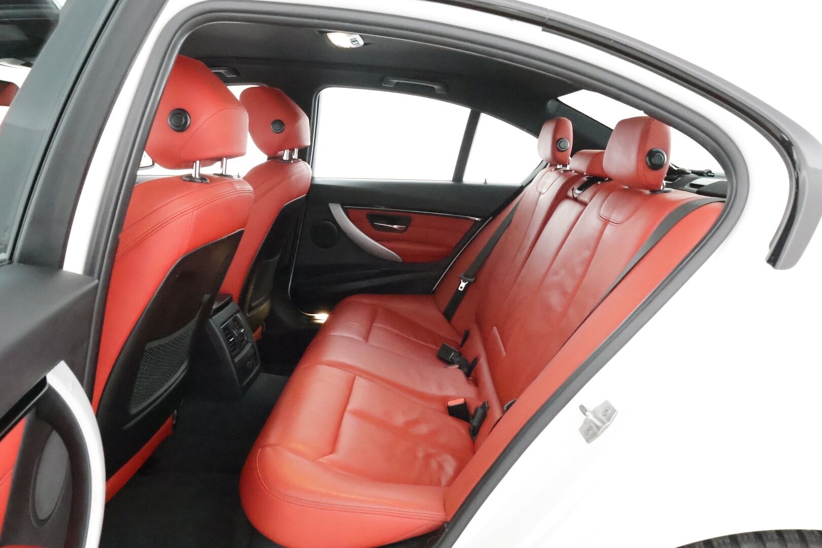 BMW 330 2018 F30 Sedan 330e A Business M Sport - Punaiset sporttinahat / HUD / P-kamera / Muistipenkki / LED-valot / Navi 