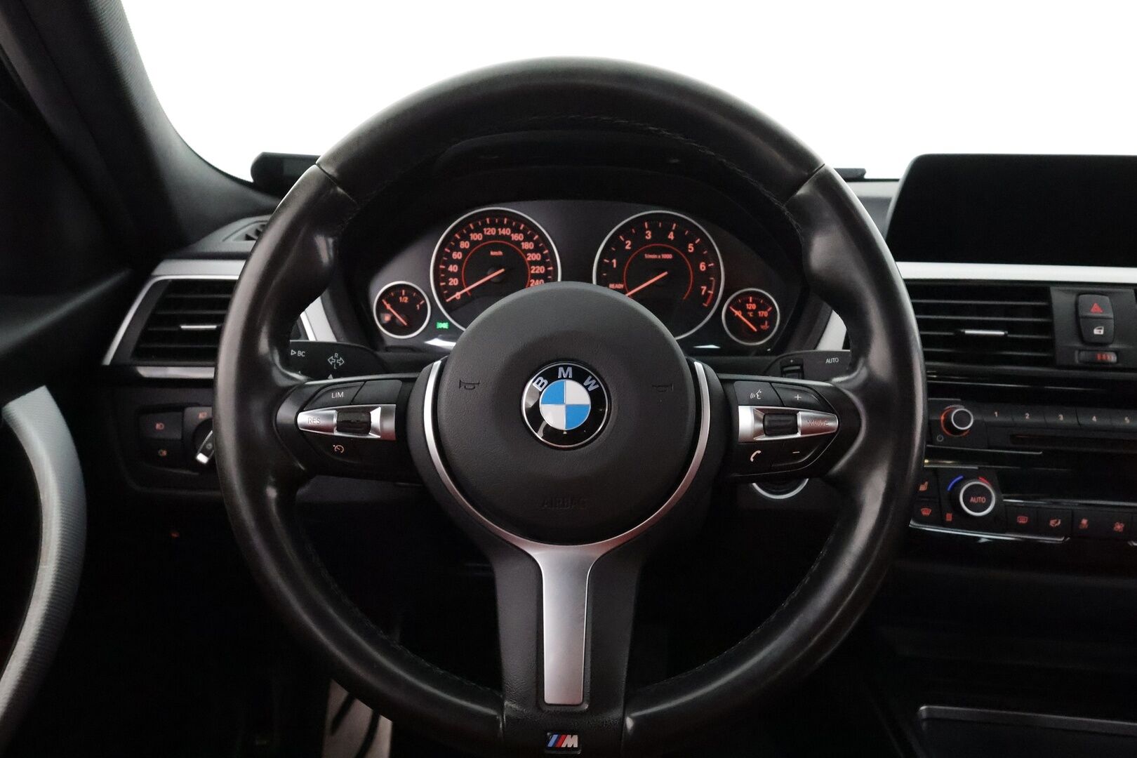 BMW 330 2018 F30 Sedan 330e A Business M Sport - Punaiset sporttinahat / HUD / P-kamera / Muistipenkki / LED-valot / Navi 