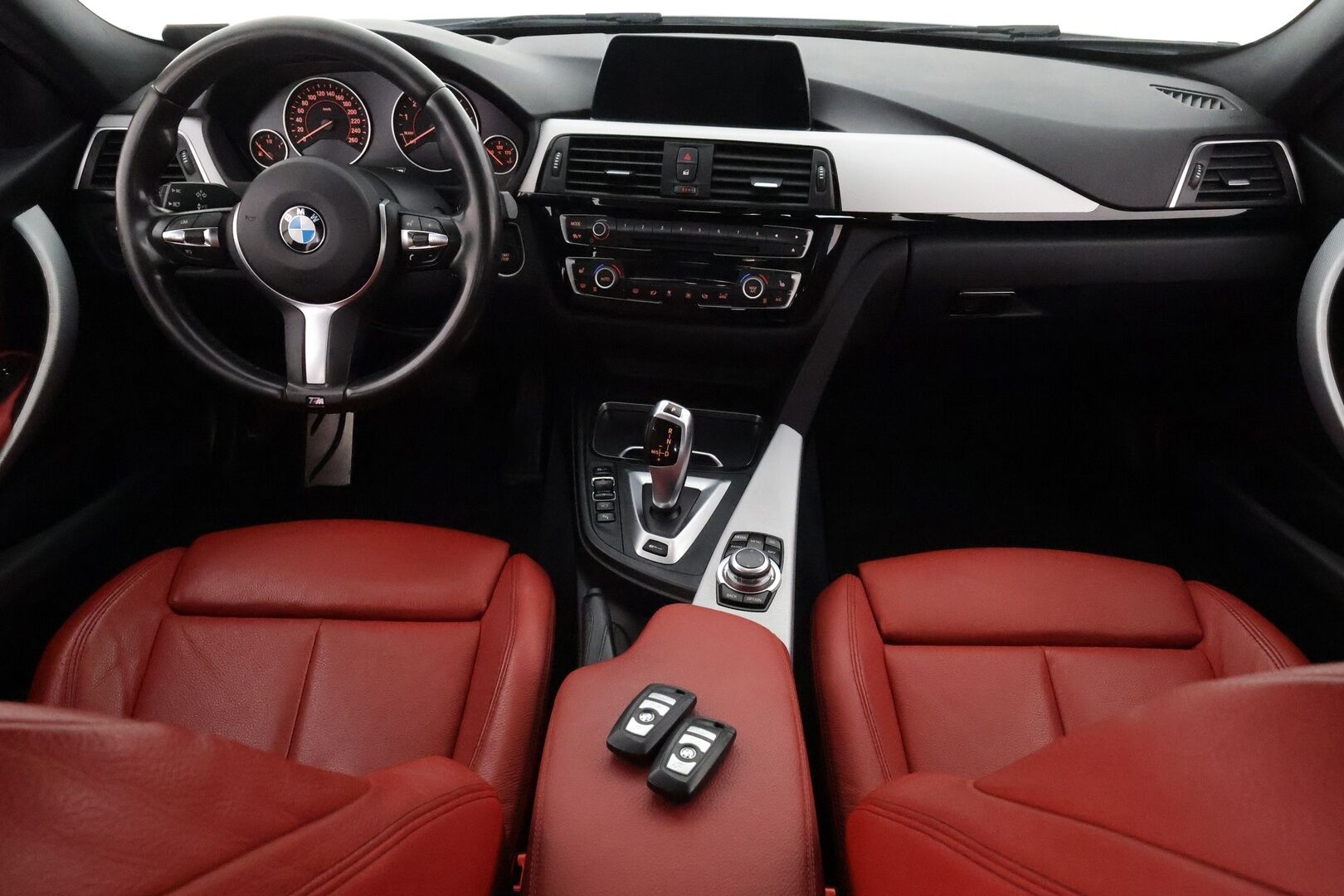 BMW 330 2018 F30 Sedan 330e A Business M Sport - Punaiset sporttinahat / HUD / P-kamera / Muistipenkki / LED-valot / Navi 