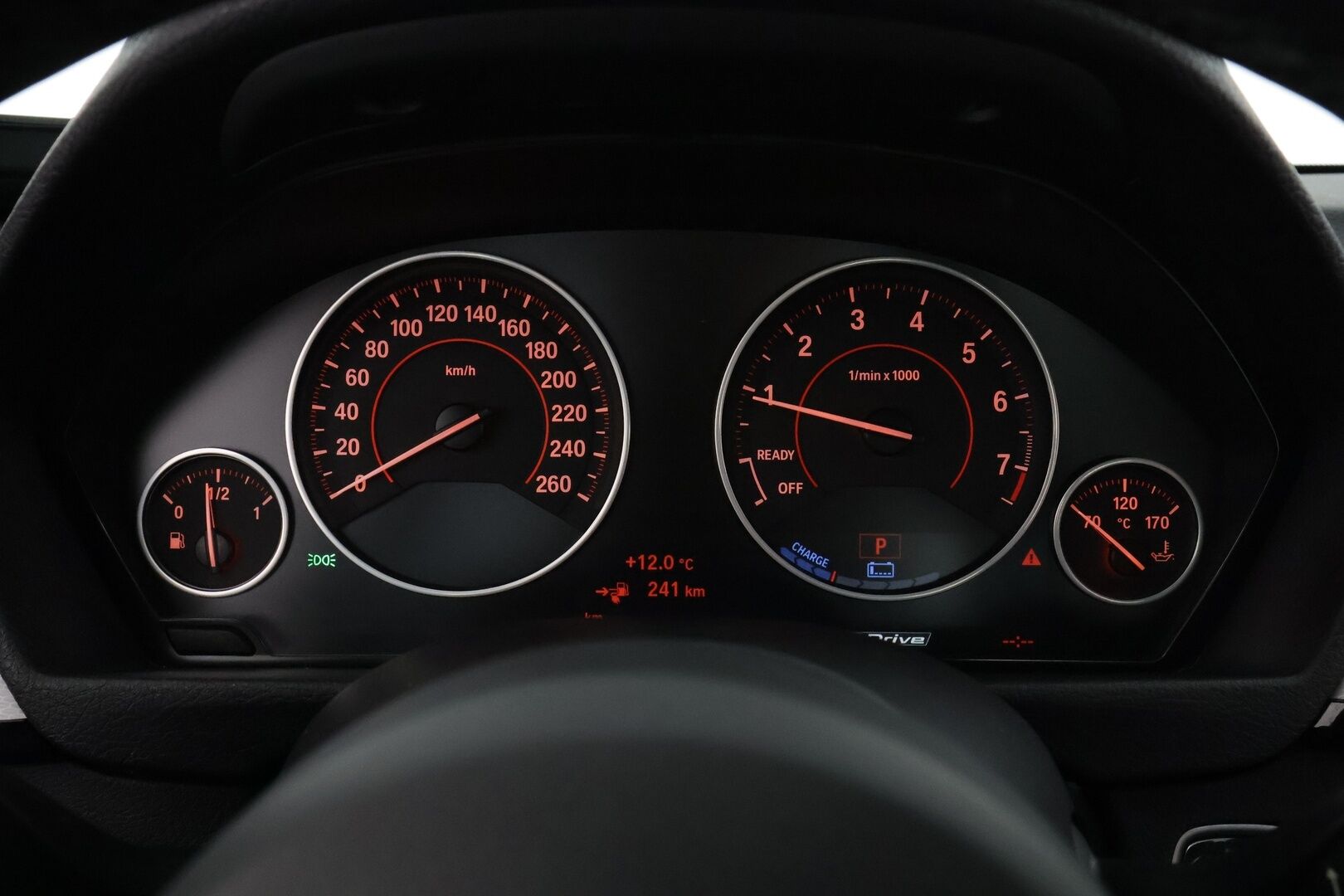 BMW 330 2018 F30 Sedan 330e A Business M Sport - Punaiset sporttinahat / HUD / P-kamera / Muistipenkki / LED-valot / Navi 