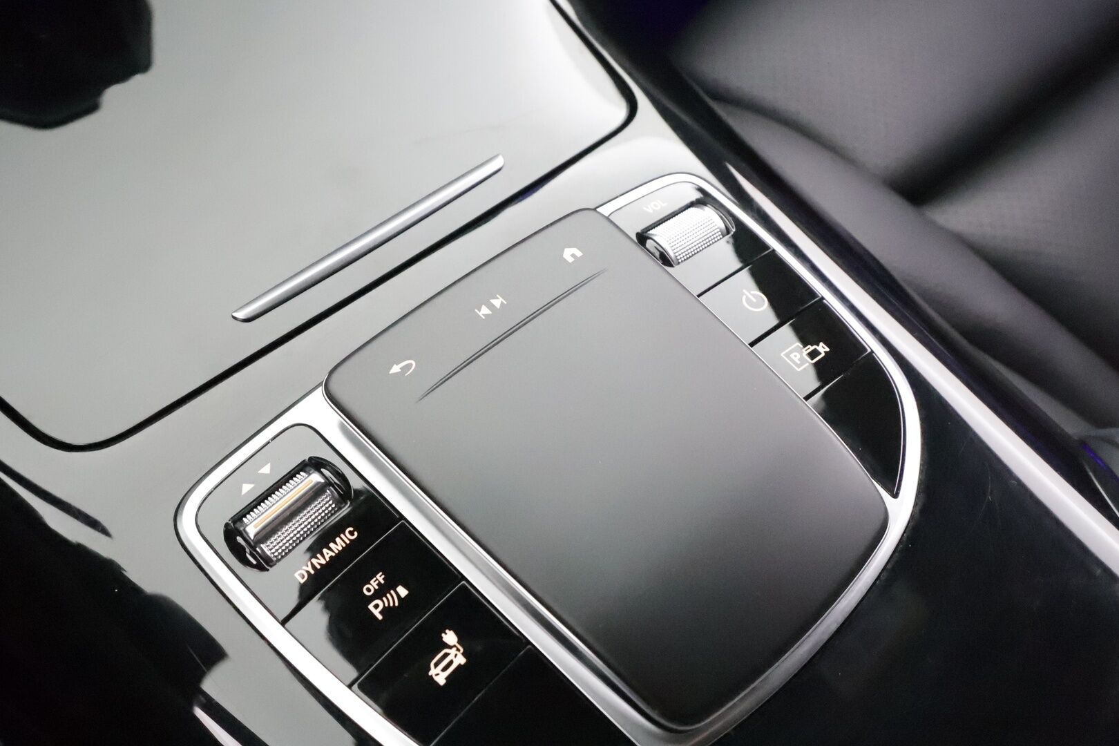 MERCEDES-BENZ EQC 2022 400 4Matic * Distronic+ / 360° / DTR+Q / Koukku / Multibeam / Navi / Midline / KeylessGo / Sporttinahat * - Akku kuntotarkastettu