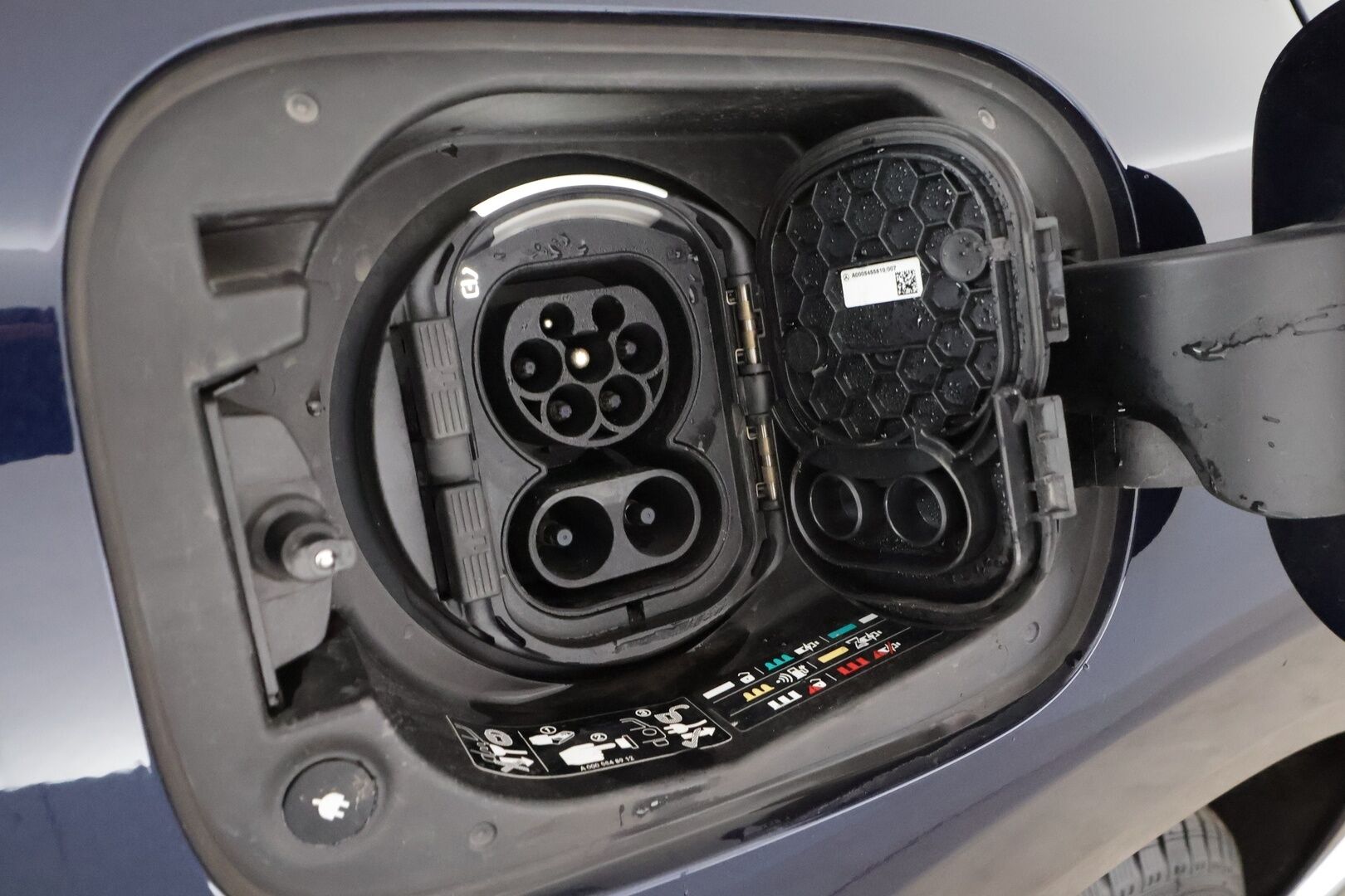 MERCEDES-BENZ EQC 2022 400 4Matic * Distronic+ / 360° / DTR+Q / Koukku / Multibeam / Navi / Midline / KeylessGo / Sporttinahat * - Akku kuntotarkastettu