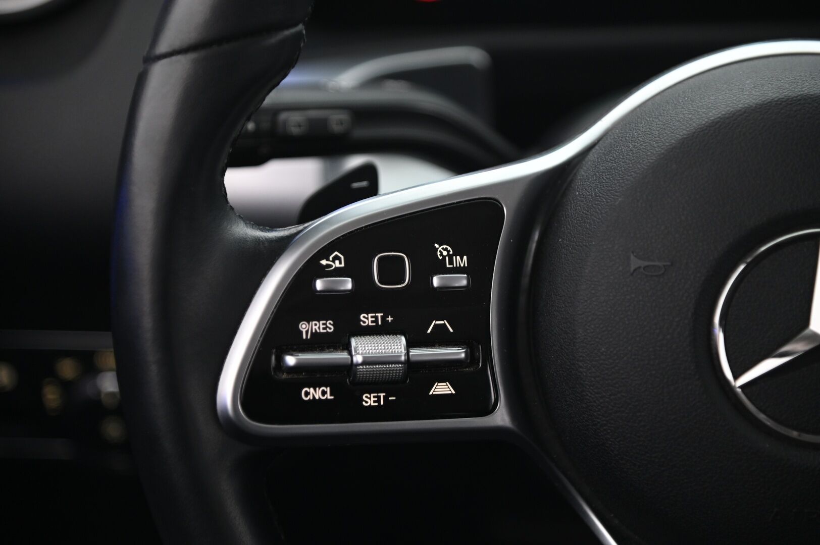 MERCEDES-BENZ EQB 2023 300 4MATIC Business - 3,99 % KORKOTARJOUS TÄHÄN AUTOON - DTR+/ Peruutuskamera / DC-lataus / Hierovat etupenkit / 