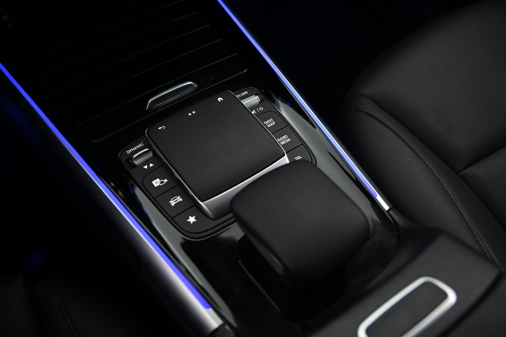 MERCEDES-BENZ EQB 2023 300 4MATIC Business - 3,99 % KORKOTARJOUS TÄHÄN AUTOON - DTR+/ Peruutuskamera / DC-lataus / Hierovat etupenkit / 
