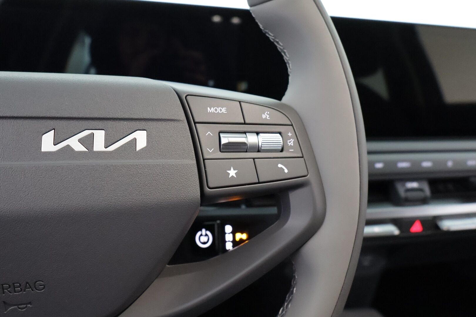 KIA EV3 2025 Air FWD 58,3kWh 204hv * Smart Cruise / P-kamera / Kaistavahti / Apple&Android / KeylessGo / LED-valot / Navi / Digimittaristo * - 3,99 % KORKOTARJOUS TÄHÄN AUTOON - 31.5. ASTI! - * 2x renkaat / Kuin Uusi / Hyvät Varusteet *