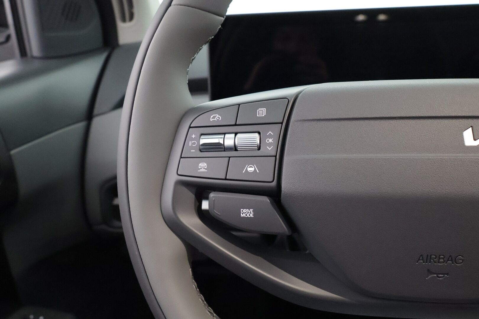 KIA EV3 2025 Air FWD 58,3kWh 204hv * Smart Cruise / P-kamera / Kaistavahti / Apple&Android / KeylessGo / LED-valot / Navi / Digimittaristo * - 3,99 % KORKOTARJOUS TÄHÄN AUTOON - 31.5. ASTI! - * 2x renkaat / Kuin Uusi / Hyvät Varusteet *