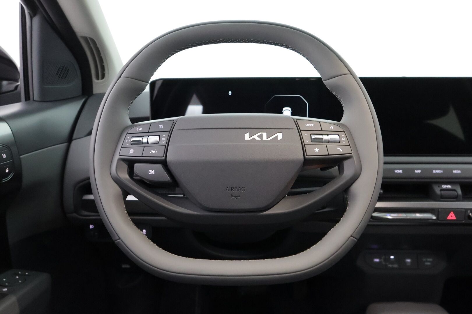 KIA EV3 2025 Air FWD 58,3kWh 204hv * Smart Cruise / P-kamera / Kaistavahti / Apple&Android / KeylessGo / LED-valot / Navi / Digimittaristo * - 3,99 % KORKOTARJOUS TÄHÄN AUTOON - 31.5. ASTI! - * 2x renkaat / Kuin Uusi / Hyvät Varusteet *