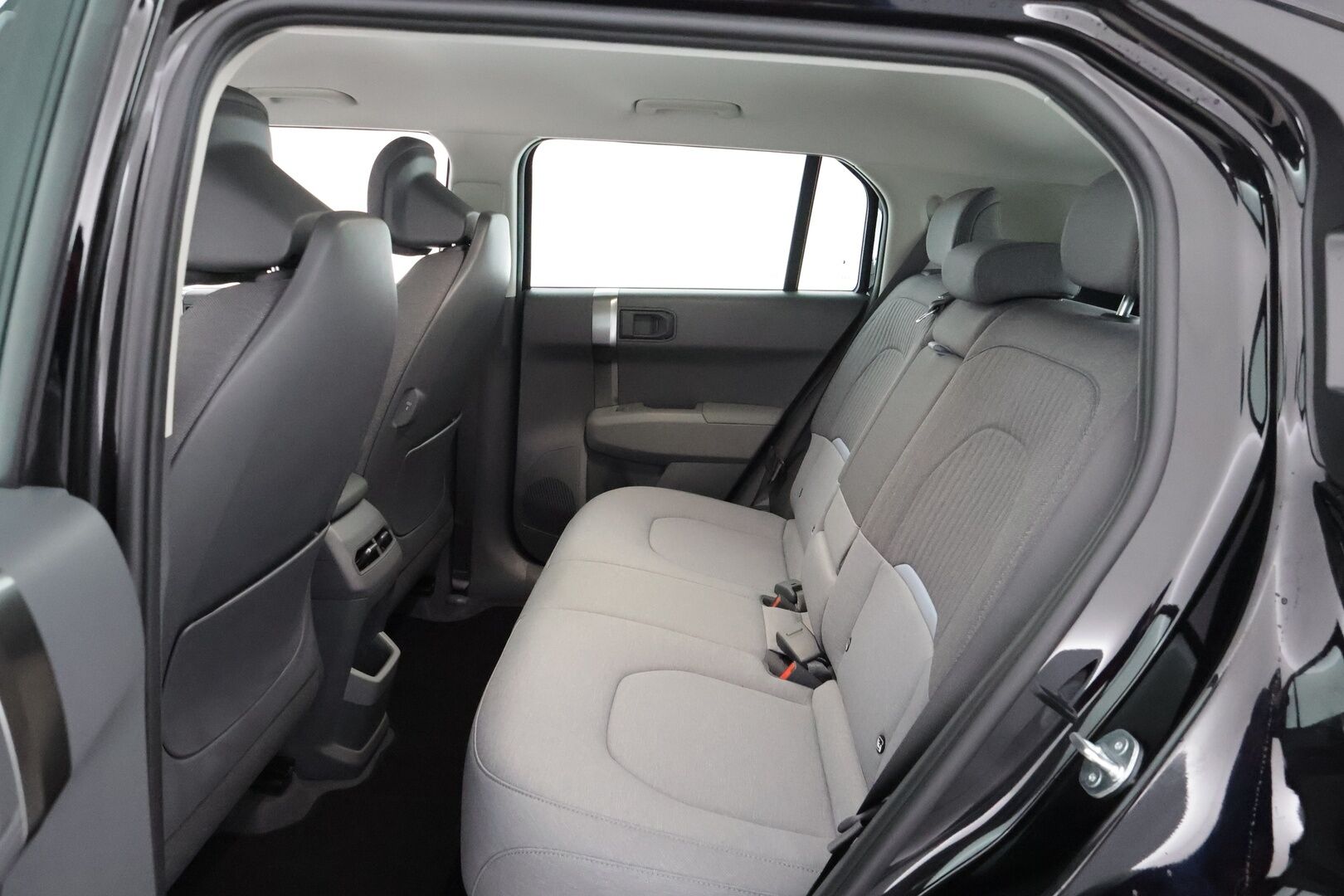 KIA EV3 2025 Air FWD 58,3kWh 204hv * Smart Cruise / P-kamera / Kaistavahti / Apple&Android / KeylessGo / LED-valot / Navi / Digimittaristo * - 3,99 % KORKOTARJOUS TÄHÄN AUTOON - 31.5. ASTI! - * 2x renkaat / Kuin Uusi / Hyvät Varusteet *