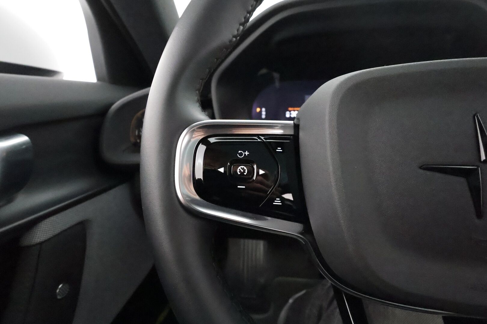 POLESTAR 2 2022 L-Range Dual M. **Lasikatto / 360° Kamera / Lämpöpumppu / Koukku / Adapt.Vakkari / Pixel-LED / Sporttipenkki Muistilla** - 3,99 % KORKOTARJOUS TÄHÄN AUTOON - Harman/Kardon / Kaistavahti / Google Maps /KeylessGO