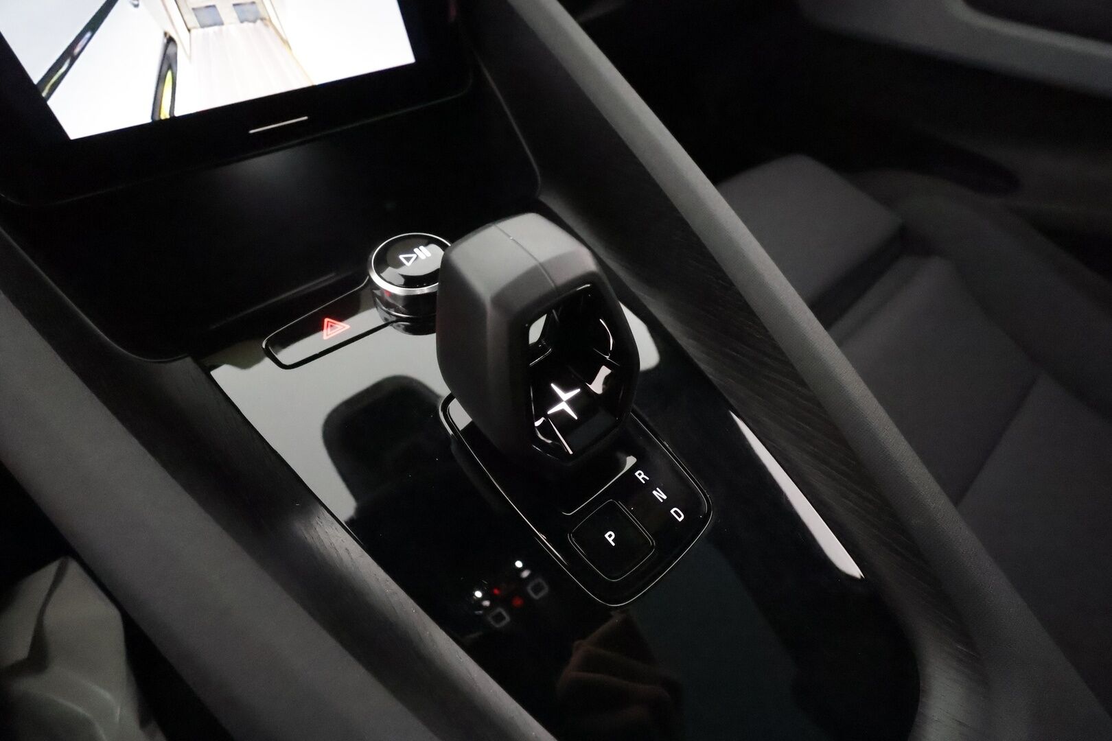 POLESTAR 2 2022 L-Range Dual M. **Lasikatto / 360° Kamera / Lämpöpumppu / Koukku / Adapt.Vakkari / Pixel-LED / Sporttipenkki Muistilla** - 3,99 % KORKOTARJOUS TÄHÄN AUTOON - Harman/Kardon / Kaistavahti / Google Maps /KeylessGO