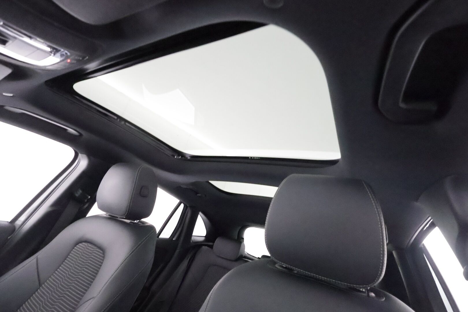 MERCEDES-BENZ EQA 2022 300 4MATIC **HUD / 360° Kamera / Panorama / Widescreen / Adapt.Vakkari / LED-High Performance / Muistipenkki / Navi ** - 3,99 % KORKOTARJOUS TÄHÄN AUTOON - Kaistavahti / KeylessGO / Erittäin siisti!