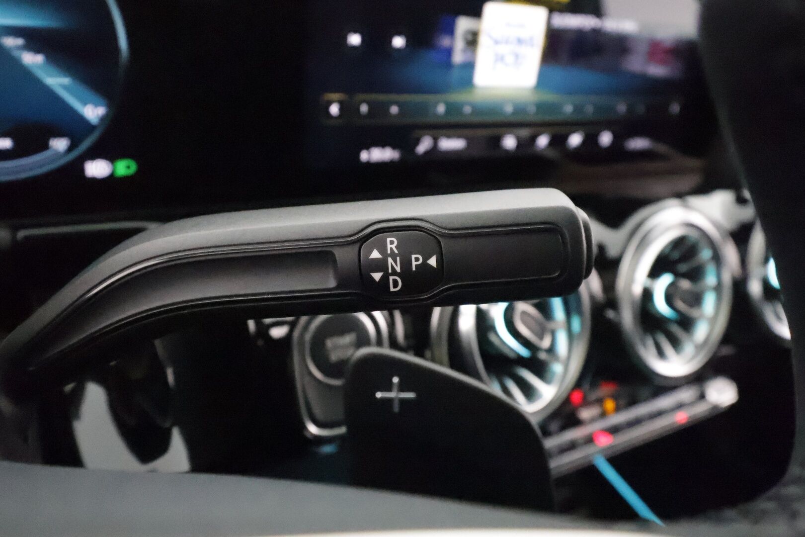 MERCEDES-BENZ EQA 2022 300 4MATIC **HUD / 360° Kamera / Panorama / Widescreen / Adapt.Vakkari / LED-High Performance / Muistipenkki / Navi ** - 3,99 % KORKOTARJOUS TÄHÄN AUTOON - Kaistavahti / KeylessGO / Erittäin siisti!