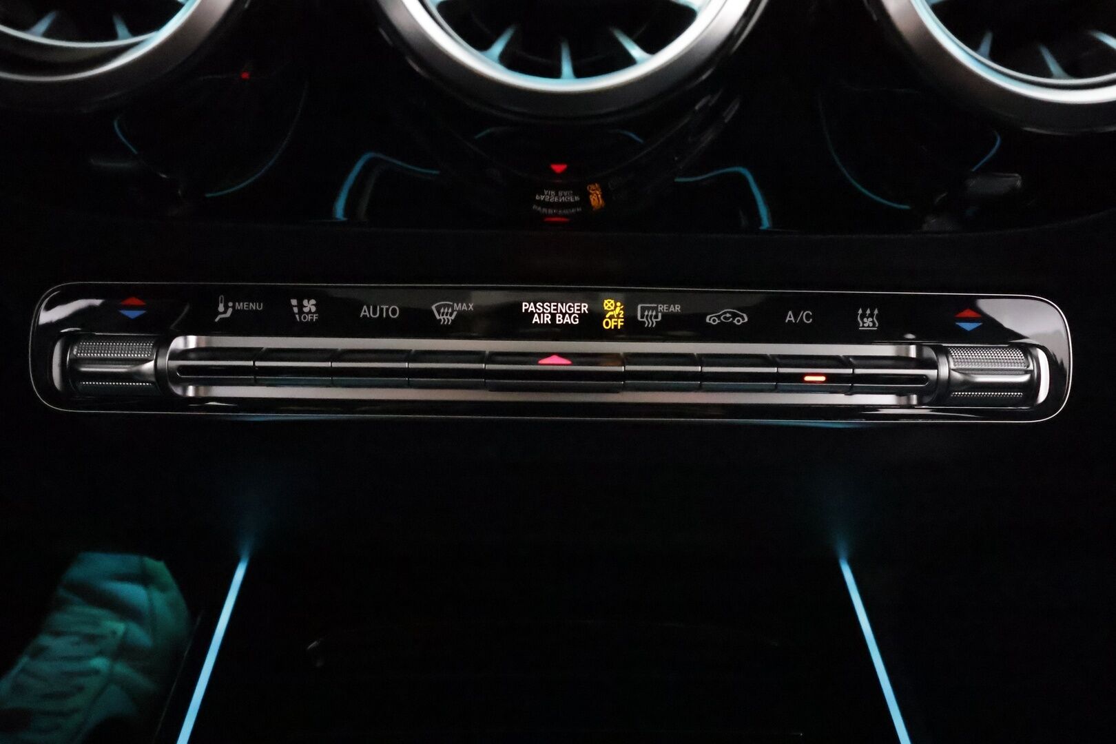MERCEDES-BENZ EQA 2022 300 4MATIC **HUD / 360° Kamera / Panorama / Widescreen / Adapt.Vakkari / LED-High Performance / Muistipenkki / Navi ** - 3,99 % KORKOTARJOUS TÄHÄN AUTOON - Kaistavahti / KeylessGO / Erittäin siisti!