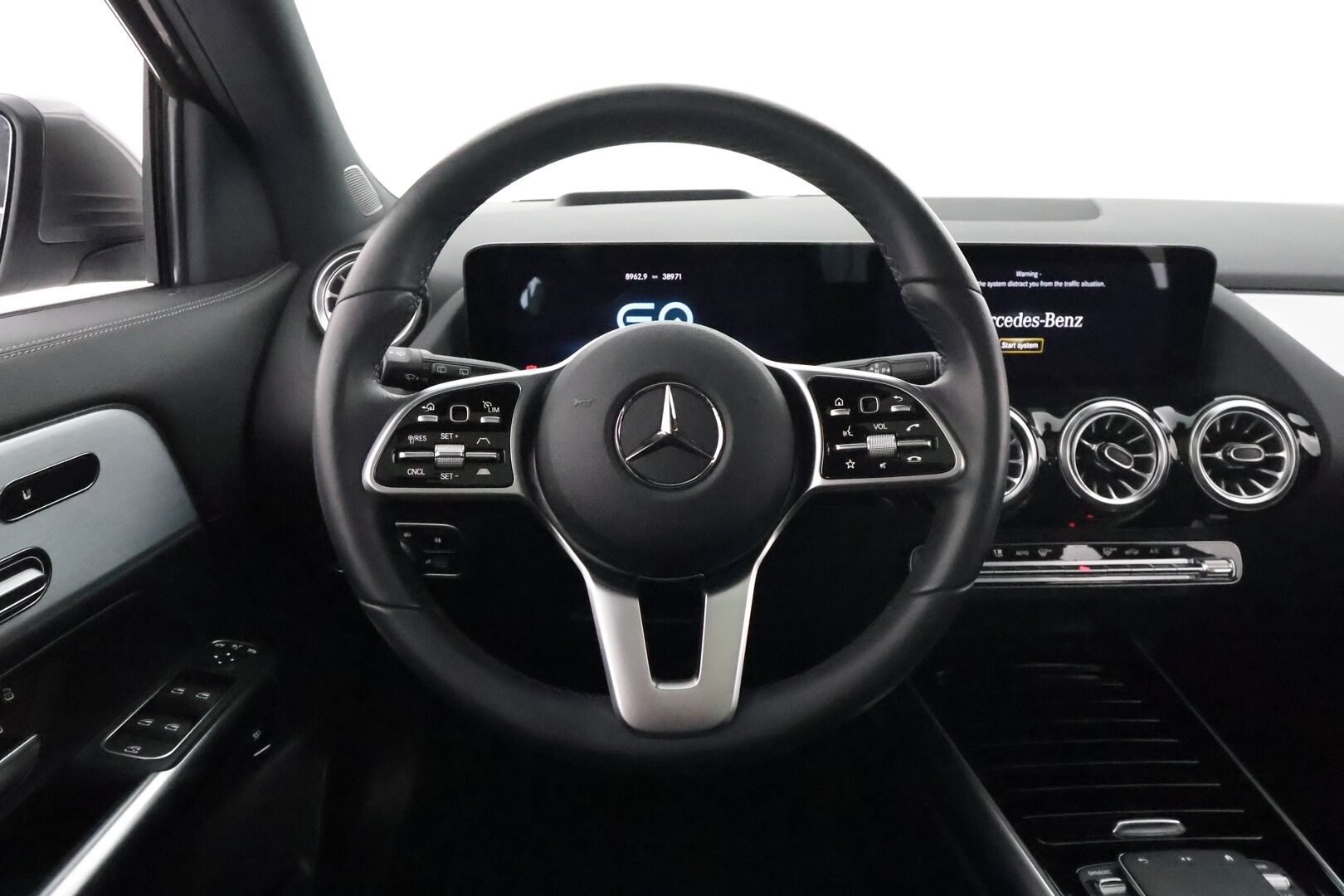 MERCEDES-BENZ EQA 2022 300 4MATIC **HUD / 360° Kamera / Panorama / Widescreen / Adapt.Vakkari / LED-High Performance / Muistipenkki / Navi ** - 3,99 % KORKOTARJOUS TÄHÄN AUTOON - Kaistavahti / KeylessGO / Erittäin siisti!