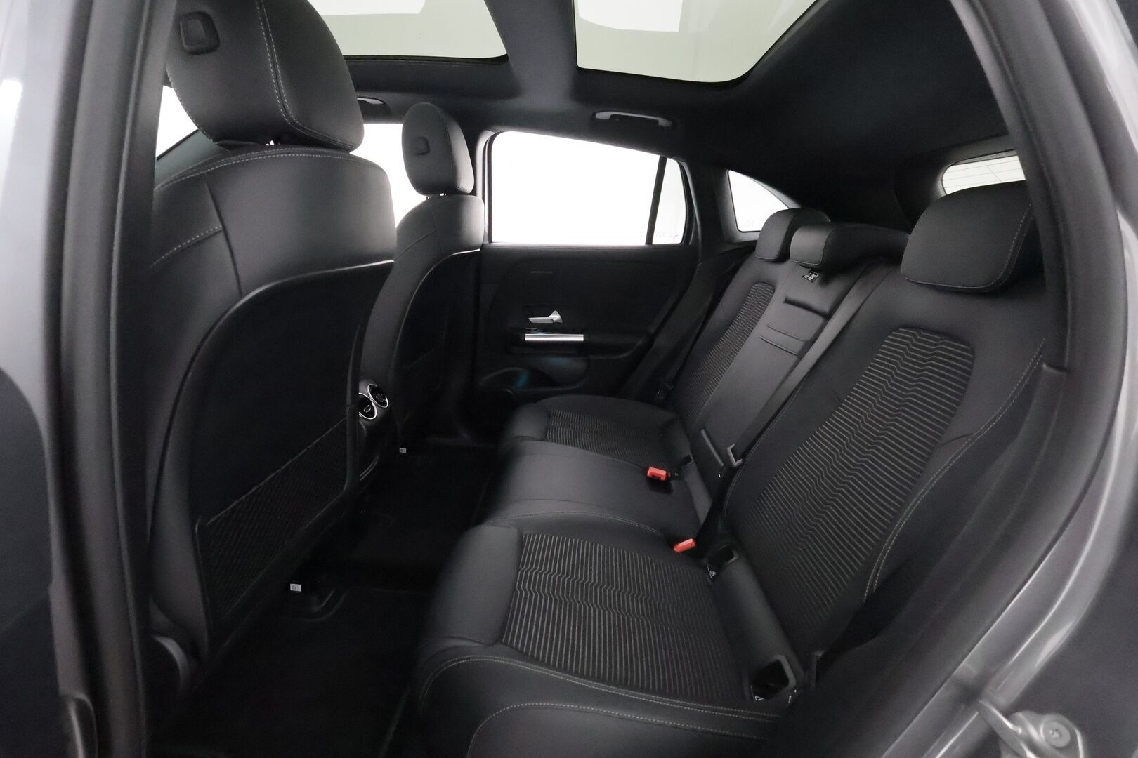 MERCEDES-BENZ EQA 2022 300 4MATIC **HUD / 360° Kamera / Panorama / Widescreen / Adapt.Vakkari / LED-High Performance / Muistipenkki / Navi ** - 3,99 % KORKOTARJOUS TÄHÄN AUTOON - Kaistavahti / KeylessGO / Erittäin siisti!