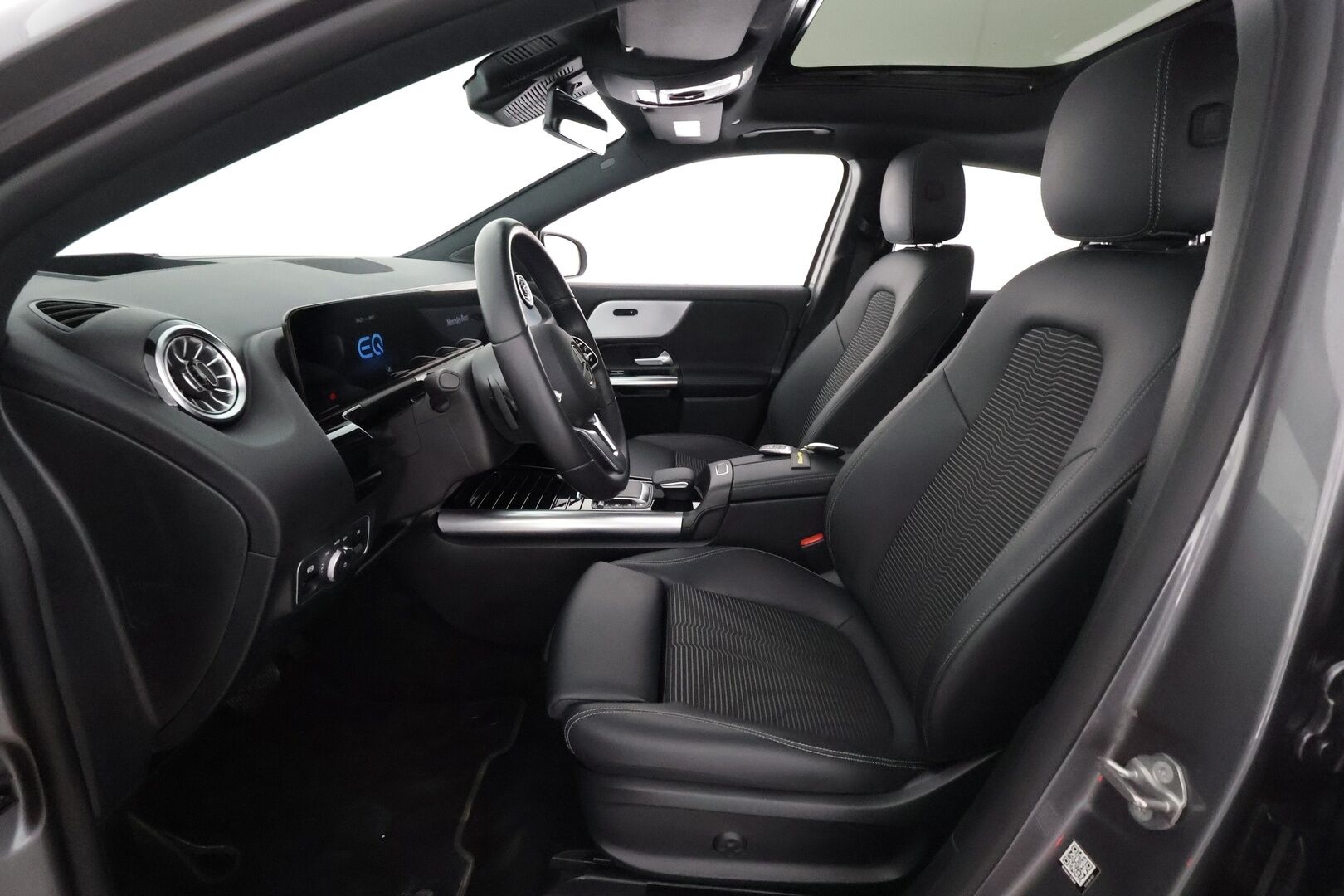 MERCEDES-BENZ EQA 2022 300 4MATIC **HUD / 360° Kamera / Panorama / Widescreen / Adapt.Vakkari / LED-High Performance / Muistipenkki / Navi ** - 3,99 % KORKOTARJOUS TÄHÄN AUTOON - Kaistavahti / KeylessGO / Erittäin siisti!