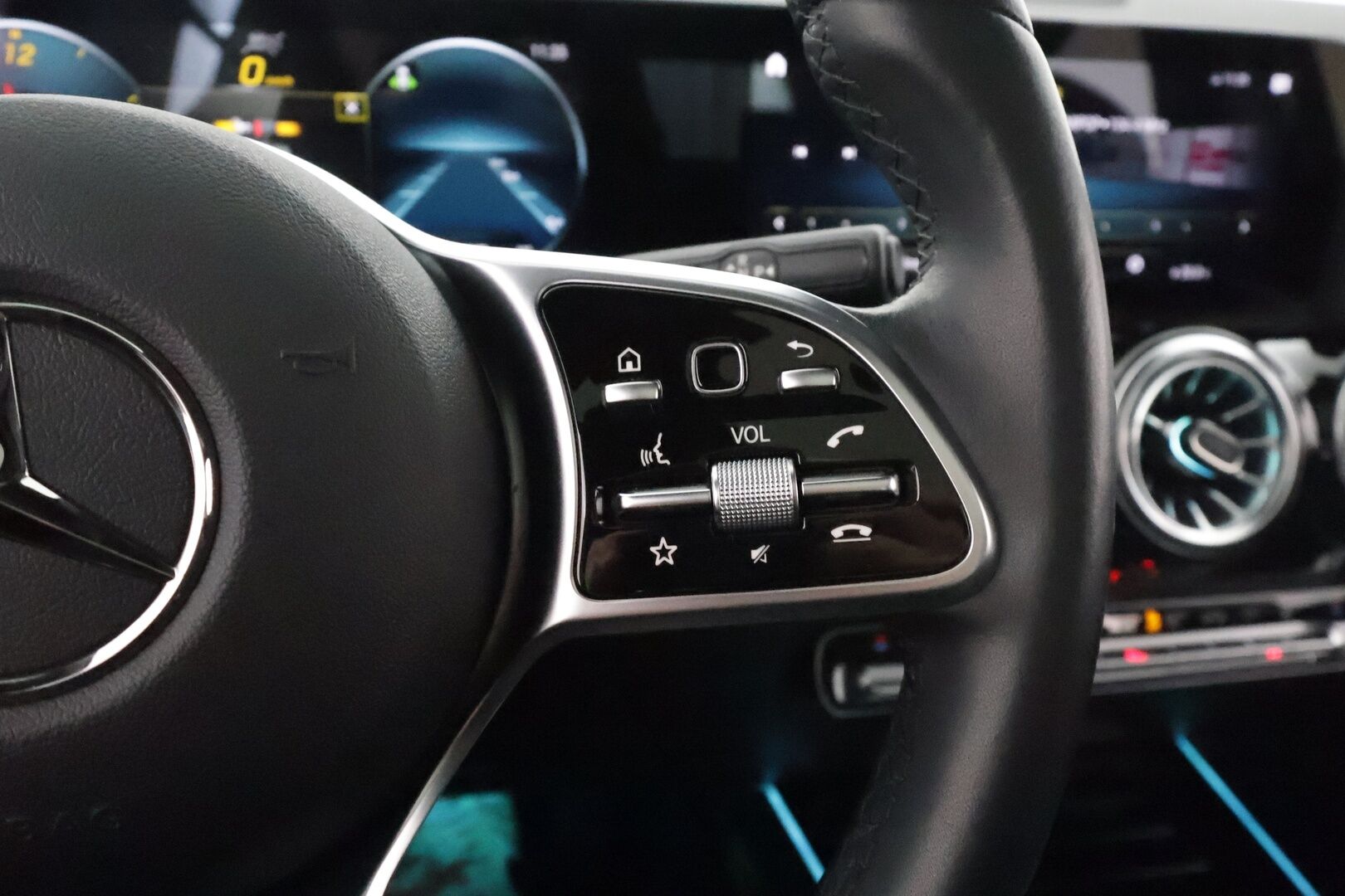 MERCEDES-BENZ EQA 2022 300 4MATIC **HUD / 360° Kamera / Panorama / Widescreen / Adapt.Vakkari / LED-High Performance / Muistipenkki / Navi ** - 3,99 % KORKOTARJOUS TÄHÄN AUTOON - Kaistavahti / KeylessGO / Erittäin siisti!