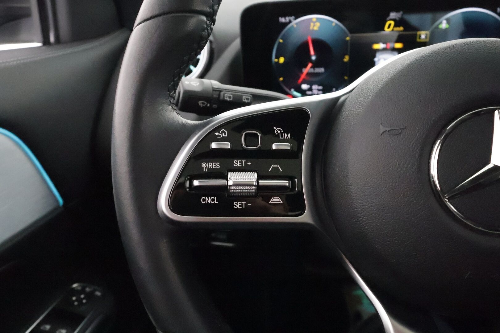 MERCEDES-BENZ EQA 2022 300 4MATIC **HUD / 360° Kamera / Panorama / Widescreen / Adapt.Vakkari / LED-High Performance / Muistipenkki / Navi ** - 3,99 % KORKOTARJOUS TÄHÄN AUTOON - Kaistavahti / KeylessGO / Erittäin siisti!