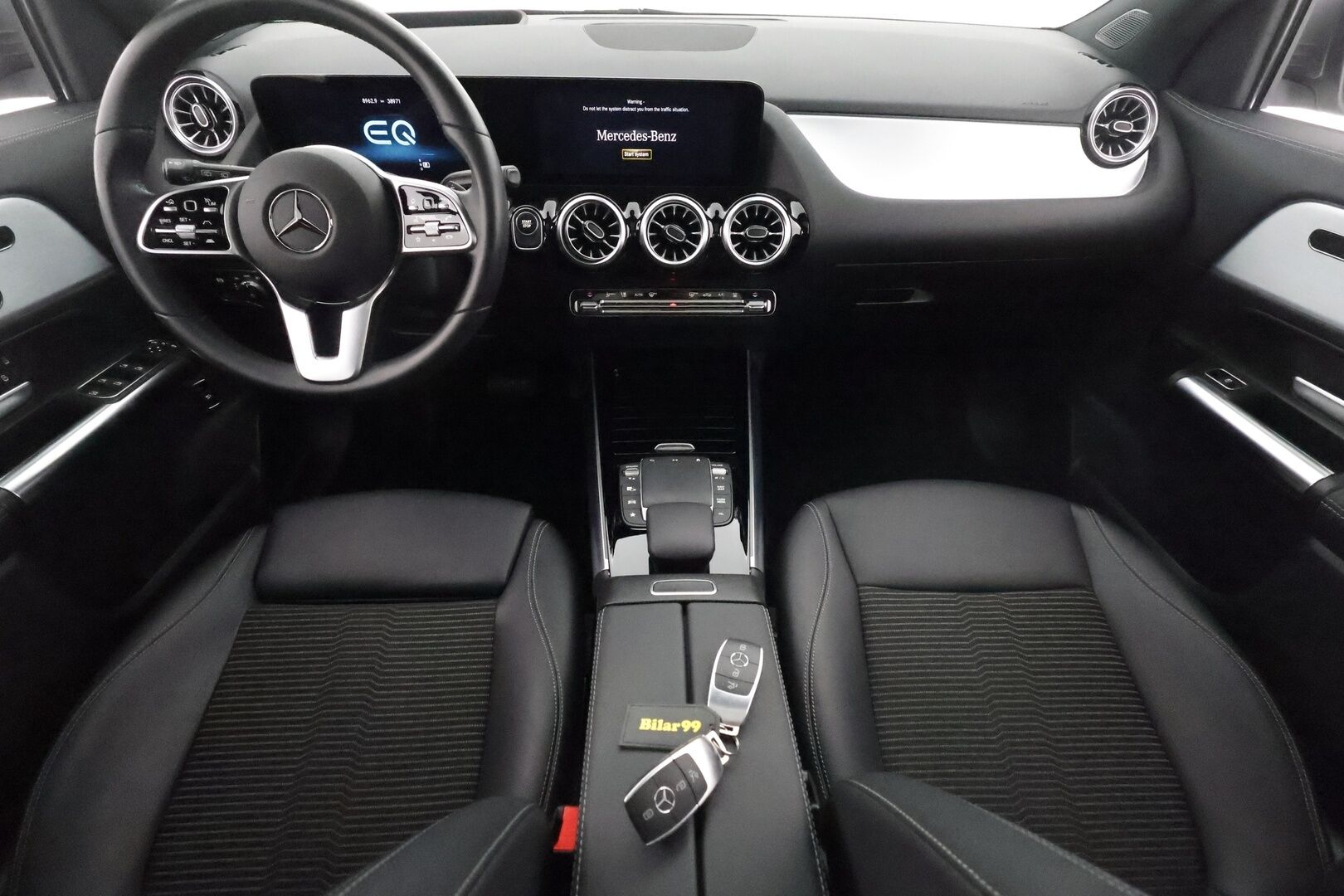 MERCEDES-BENZ EQA 2022 300 4MATIC **HUD / 360° Kamera / Panorama / Widescreen / Adapt.Vakkari / LED-High Performance / Muistipenkki / Navi ** - 3,99 % KORKOTARJOUS TÄHÄN AUTOON - Kaistavahti / KeylessGO / Erittäin siisti!
