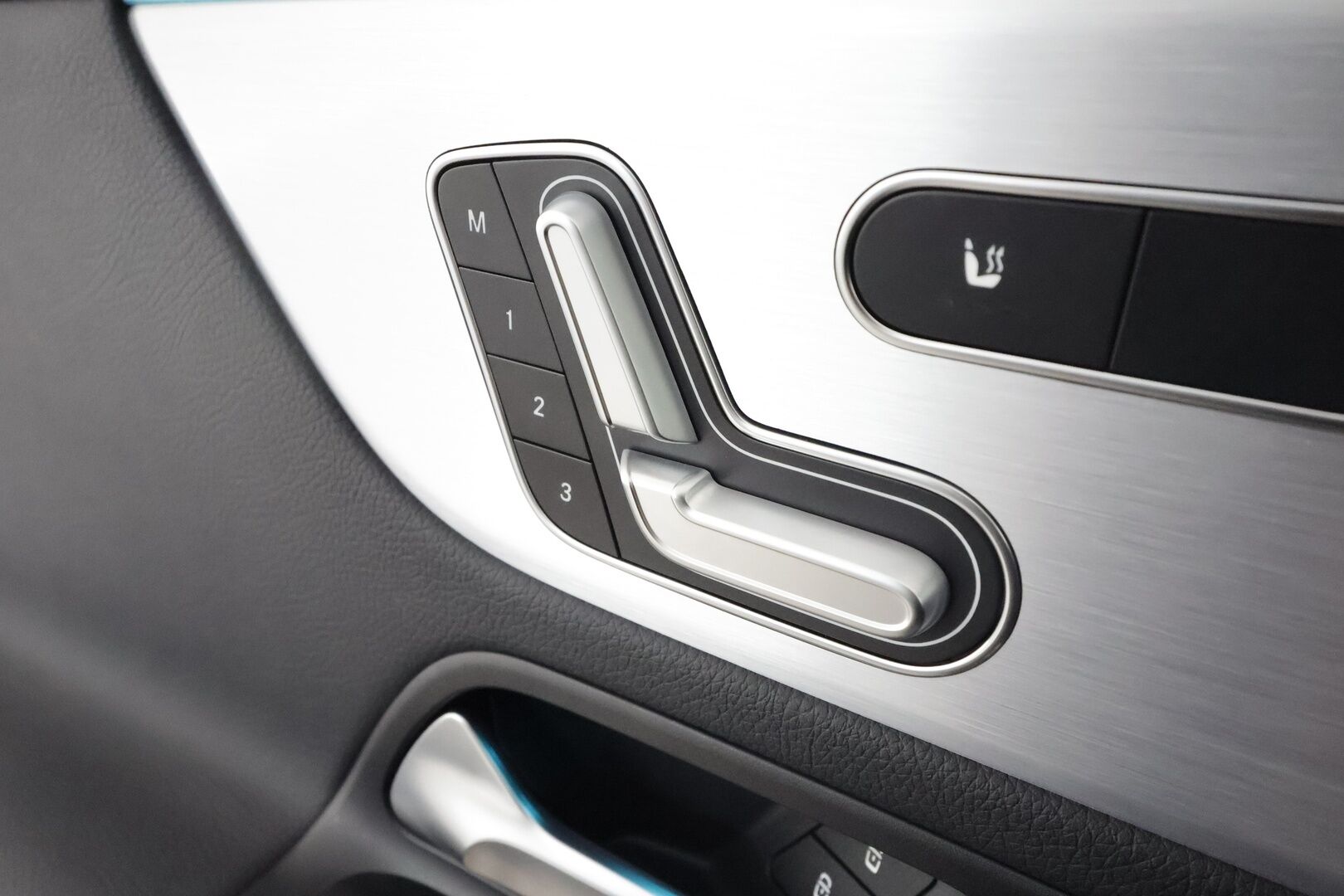 MERCEDES-BENZ EQA 2022 300 4MATIC **HUD / 360° Kamera / Panorama / Widescreen / Adapt.Vakkari / LED-High Performance / Muistipenkki / Navi ** - 3,99 % KORKOTARJOUS TÄHÄN AUTOON - Kaistavahti / KeylessGO / Erittäin siisti!