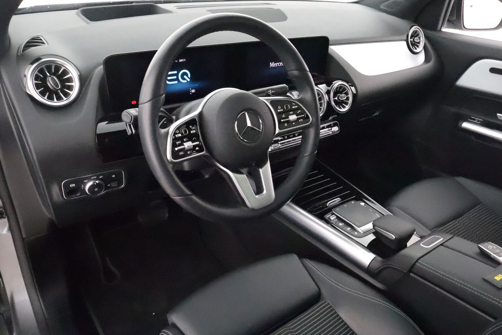MERCEDES-BENZ EQA 2022 300 4MATIC **HUD / 360° Kamera / Panorama / Widescreen / Adapt.Vakkari / LED-High Performance / Muistipenkki / Navi ** - 3,99 % KORKOTARJOUS TÄHÄN AUTOON - Kaistavahti / KeylessGO / Erittäin siisti!