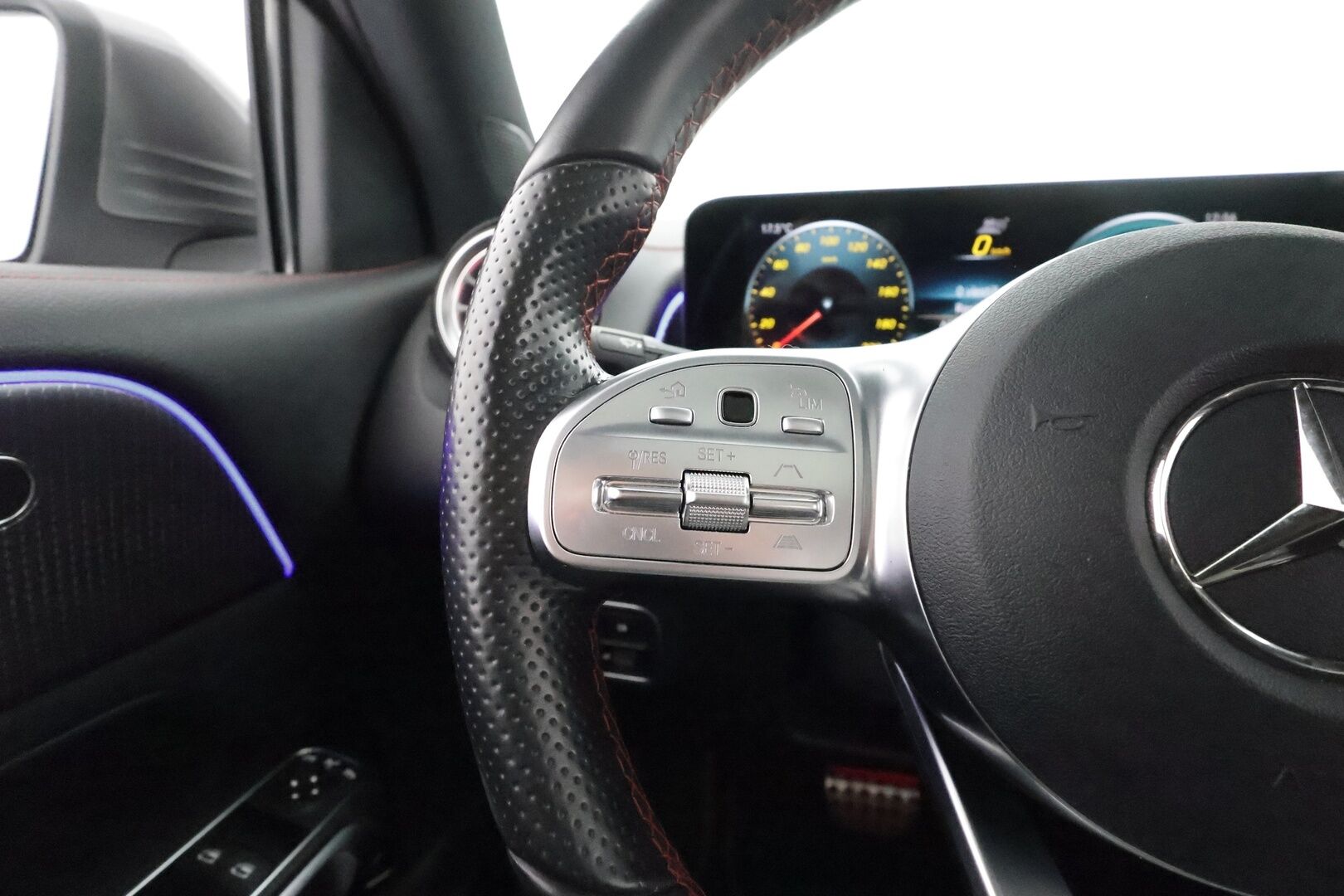 MERCEDES-BENZ EQB 2022 300 4Matic AMG **Distronic+ / 'Panorama / Widescreen / Muistipenkki / P.kamera / Keyless / Apple&Android / 2x vanteet** - 3,99 % KORKOTARJOUS TÄHÄN AUTOON - 