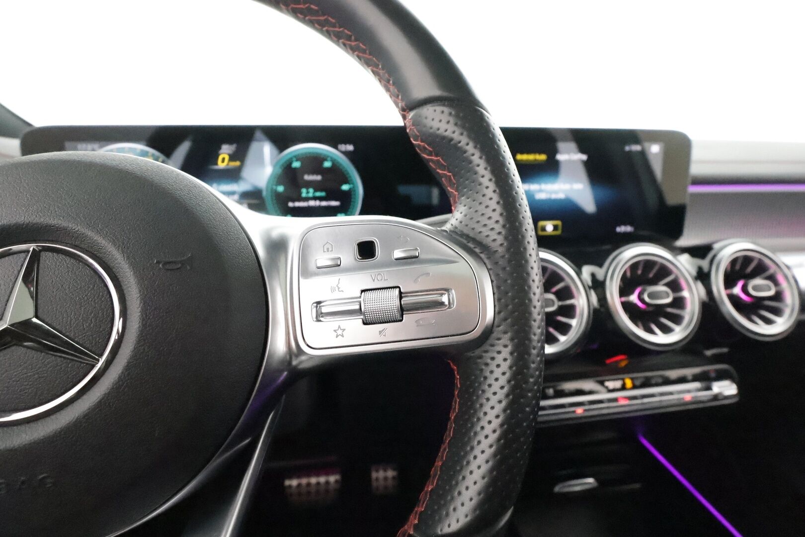 MERCEDES-BENZ EQB 2022 300 4Matic AMG **Distronic+ / 'Panorama / Widescreen / Muistipenkki / P.kamera / Keyless / Apple&Android / 2x vanteet** - 3,99 % KORKOTARJOUS TÄHÄN AUTOON - 