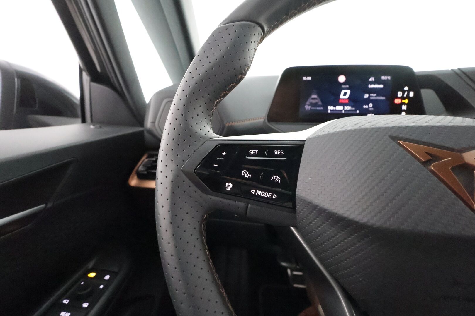 CUPRA BORN 2024 150kW 62kWh ** Adapt.vakkari / Hierovat sportti penkit / Lämpöpumppu / 360 kamera / Apple&Android / HUD / Nahka-alcantara verhoilu / Akku kuntotarkastettu - 3,99 % KORKOTARJOUS TÄHÄN AUTOON - 