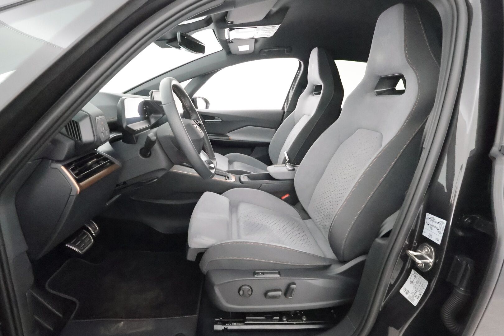 CUPRA BORN 2024 150kW 62kWh ** Adapt.vakkari / Hierovat sportti penkit / Lämpöpumppu / 360 kamera / Apple&Android / HUD / Nahka-alcantara verhoilu / Akku kuntotarkastettu - 3,99 % KORKOTARJOUS TÄHÄN AUTOON - 