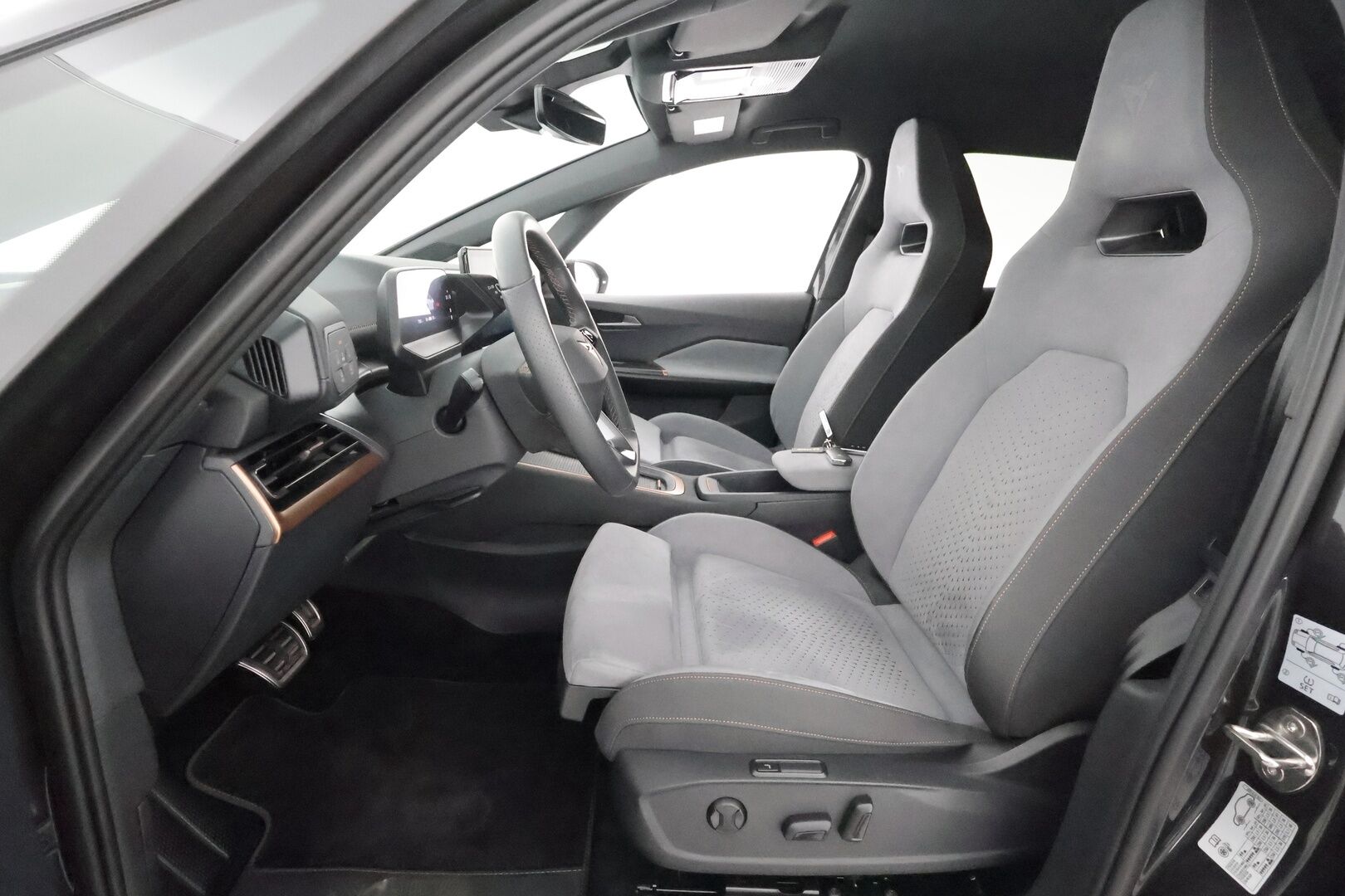 CUPRA BORN 2024 150kW 62kWh ** Adapt.vakkari / Hierovat sportti penkit / Lämpöpumppu / 360 kamera / Apple&Android / HUD / Nahka-alcantara verhoilu / Akku kuntotarkastettu - 3,99 % KORKOTARJOUS TÄHÄN AUTOON - 