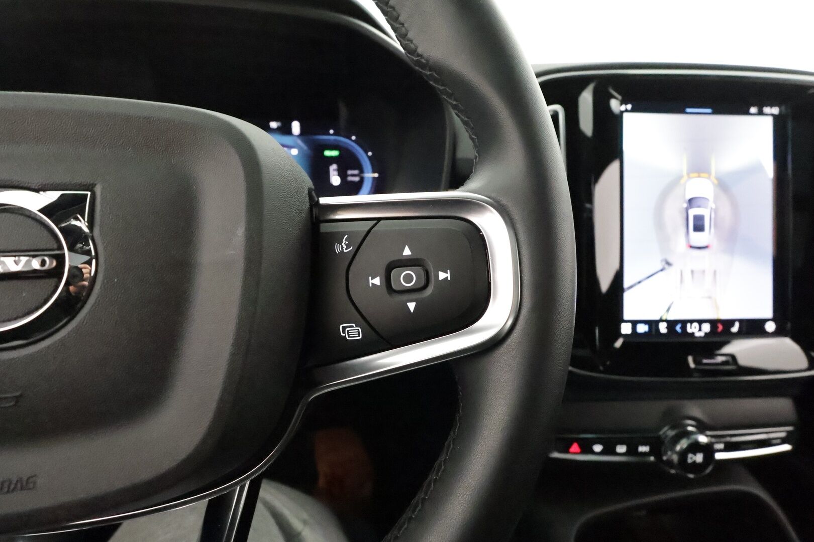 Volvo XC40 2023 Recharge Twin Motor Ultimate **Panorama / 360° Kamera / Adapt.Vakkari / Lämpöpumppu / Sporttipenkki Muistilla** - 3,99 % KORKOTARJOUS TÄHÄN AUTOON - Harman/Kardon / LED-valot / Google Maps / Kaistavahti / Digimittaristo / KeylessGO / Akku kuntotarkastettu / Juuri huollettu!