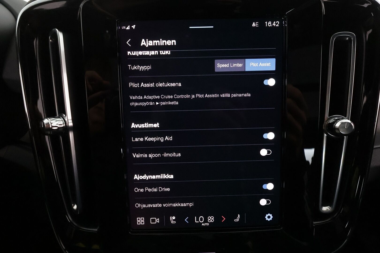 Volvo XC40 2023 Recharge Twin Motor Ultimate **Panorama / 360° Kamera / Adapt.Vakkari / Lämpöpumppu / Sporttipenkki Muistilla** - 3,99 % KORKOTARJOUS TÄHÄN AUTOON - Harman/Kardon / LED-valot / Google Maps / Kaistavahti / Digimittaristo / KeylessGO / Akku kuntotarkastettu / Juuri huollettu!