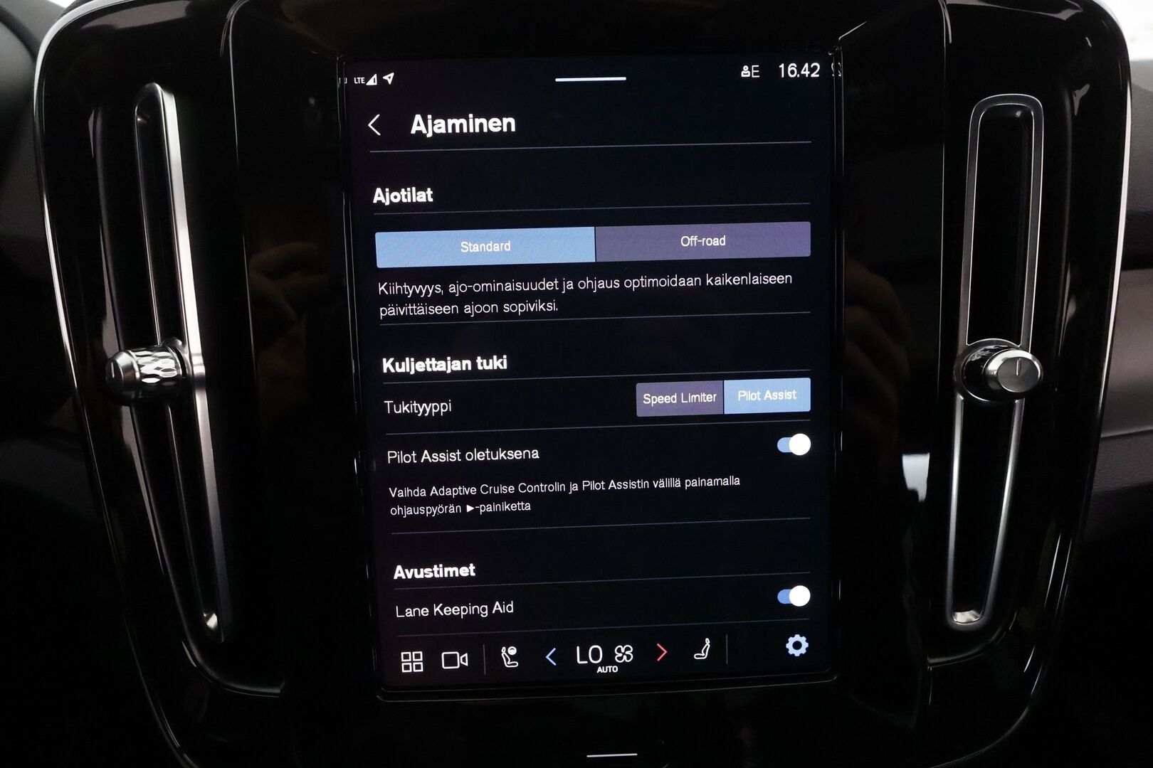 Volvo XC40 2023 Recharge Twin Motor Ultimate **Panorama / 360° Kamera / Adapt.Vakkari / Lämpöpumppu / Sporttipenkki Muistilla** - 3,99 % KORKOTARJOUS TÄHÄN AUTOON - Harman/Kardon / LED-valot / Google Maps / Kaistavahti / Digimittaristo / KeylessGO / Akku kuntotarkastettu / Juuri huollettu!