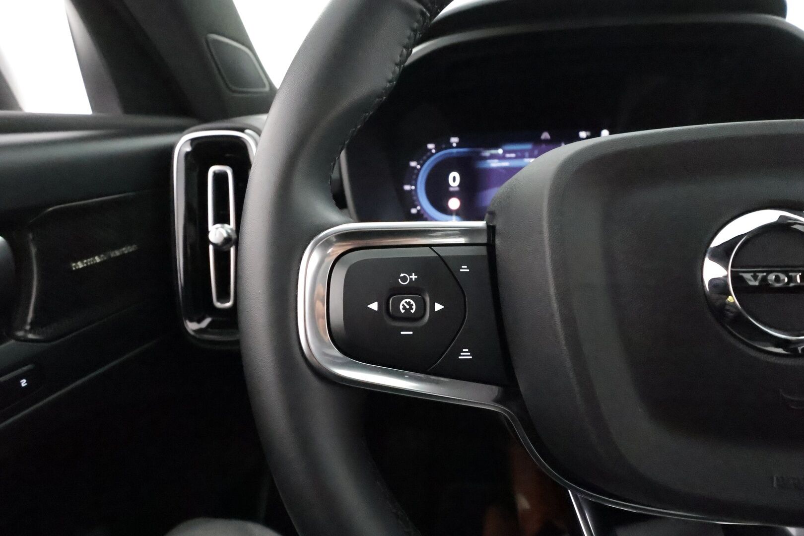 Volvo XC40 2023 Recharge Twin Motor Ultimate **Panorama / 360° Kamera / Adapt.Vakkari / Lämpöpumppu / Sporttipenkki Muistilla** - 3,99 % KORKOTARJOUS TÄHÄN AUTOON - Harman/Kardon / LED-valot / Google Maps / Kaistavahti / Digimittaristo / KeylessGO / Akku kuntotarkastettu / Juuri huollettu!
