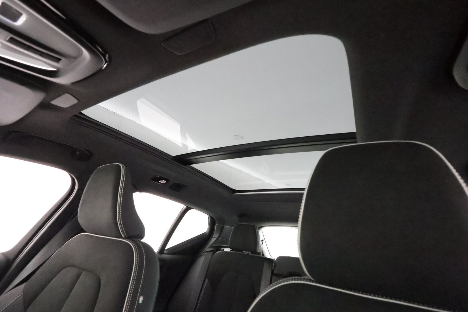 Volvo XC40 2023 Recharge Twin Motor Ultimate **Panorama / 360° Kamera / Adapt.Vakkari / Lämpöpumppu / Sporttipenkki Muistilla** - 3,99 % KORKOTARJOUS TÄHÄN AUTOON - Harman/Kardon / LED-valot / Google Maps / Kaistavahti / Digimittaristo / KeylessGO / Akku kuntotarkastettu / Juuri huollettu!