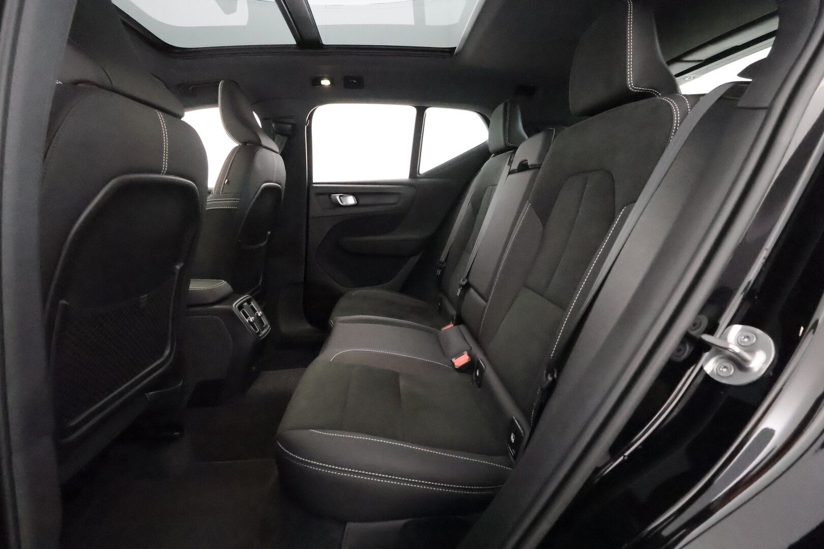 Volvo XC40 2023 Recharge Twin Motor Ultimate **Panorama / 360° Kamera / Adapt.Vakkari / Lämpöpumppu / Sporttipenkki Muistilla** - 3,99 % KORKOTARJOUS TÄHÄN AUTOON - Harman/Kardon / LED-valot / Google Maps / Kaistavahti / Digimittaristo / KeylessGO / Akku kuntotarkastettu / Juuri huollettu!