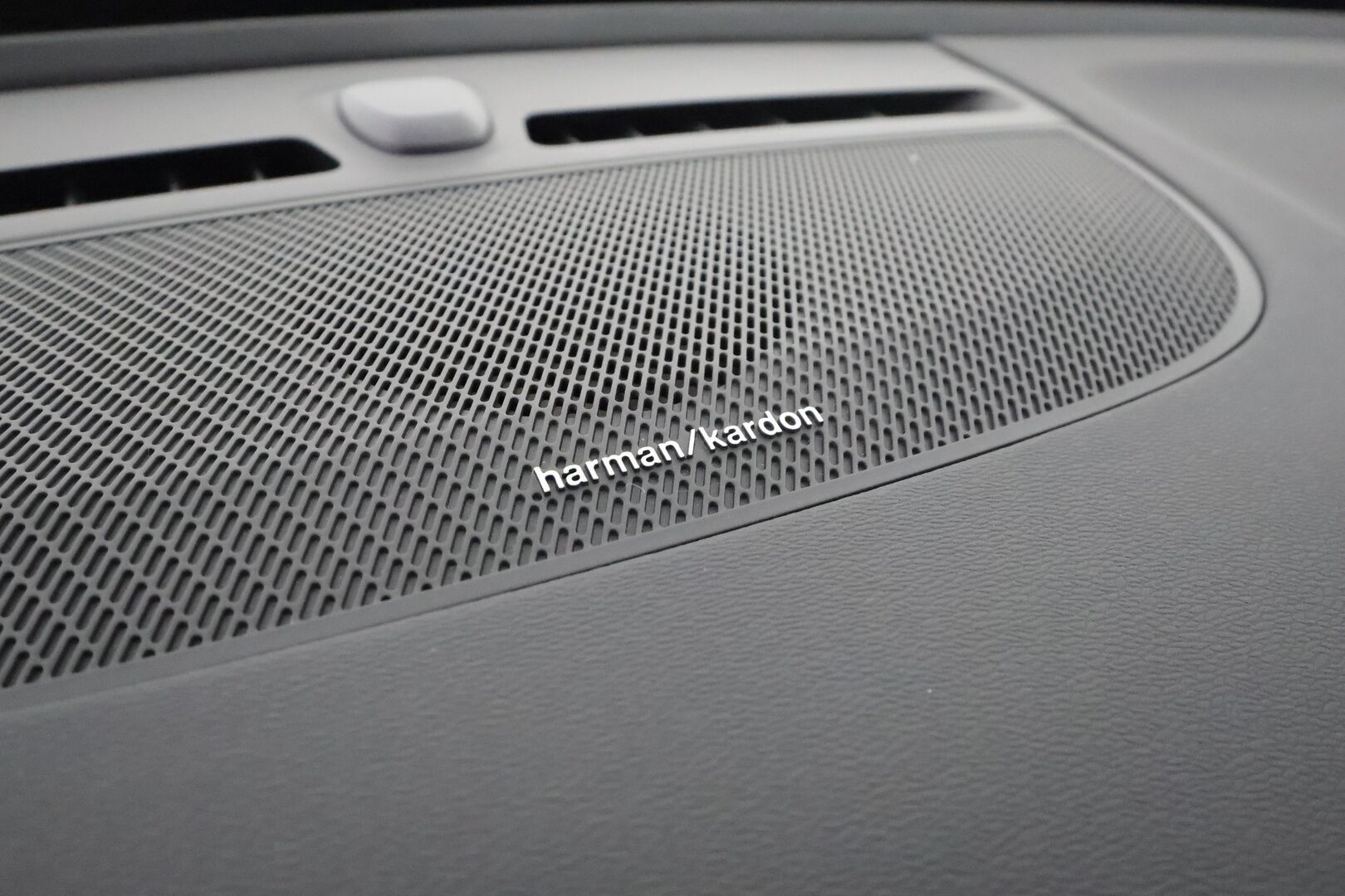 Volvo XC40 2023 Recharge Twin Motor Ultimate **Panorama / 360° Kamera / Adapt.Vakkari / Lämpöpumppu / Sporttipenkki Muistilla** - 3,99 % KORKOTARJOUS TÄHÄN AUTOON - Harman/Kardon / LED-valot / Google Maps / Kaistavahti / Digimittaristo / KeylessGO / Akku kuntotarkastettu / Juuri huollettu!