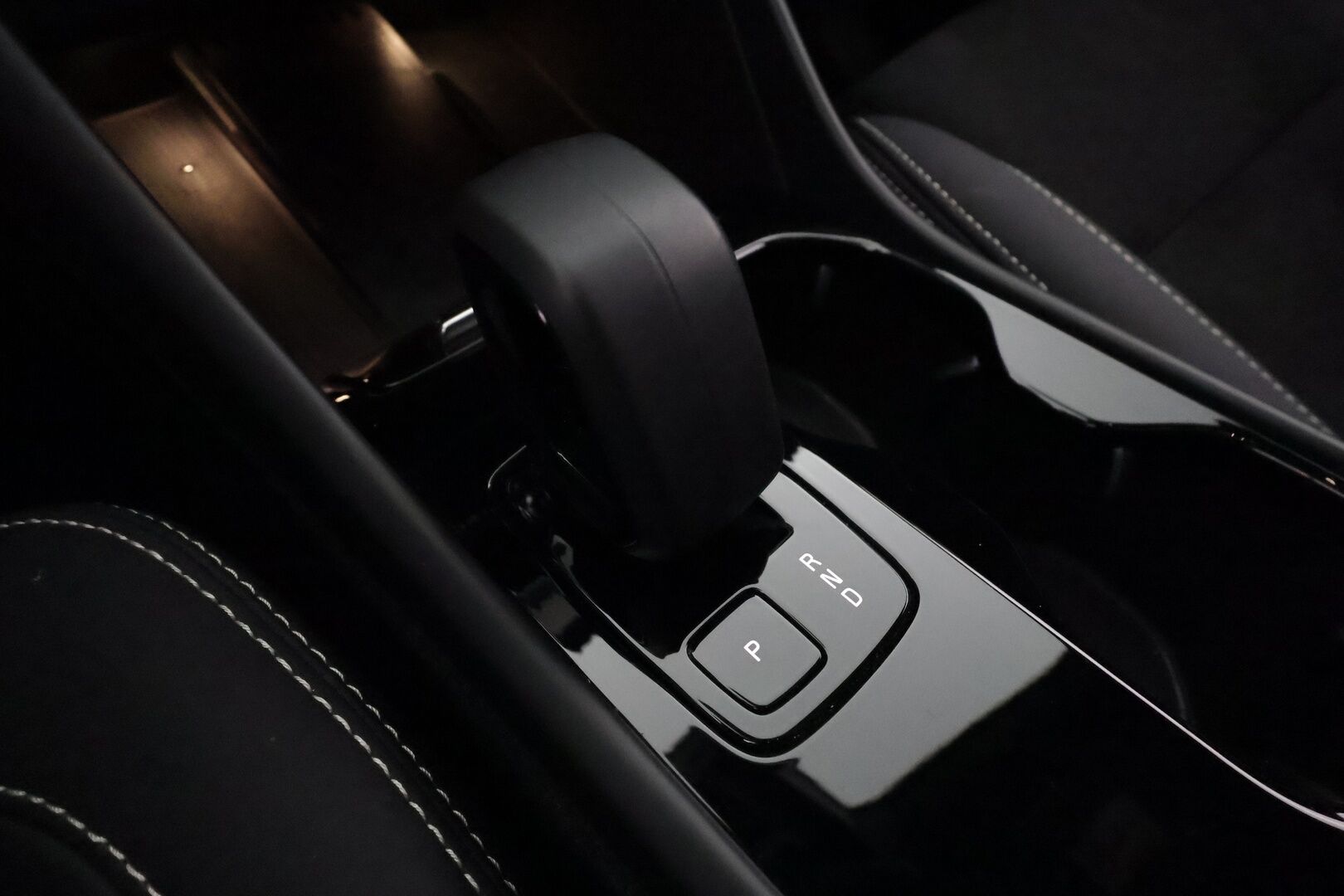 Volvo XC40 2023 Recharge Twin Motor Ultimate **Panorama / 360° Kamera / Adapt.Vakkari / Lämpöpumppu / Sporttipenkki Muistilla** - 3,99 % KORKOTARJOUS TÄHÄN AUTOON - Harman/Kardon / LED-valot / Google Maps / Kaistavahti / Digimittaristo / KeylessGO / Akku kuntotarkastettu / Juuri huollettu!