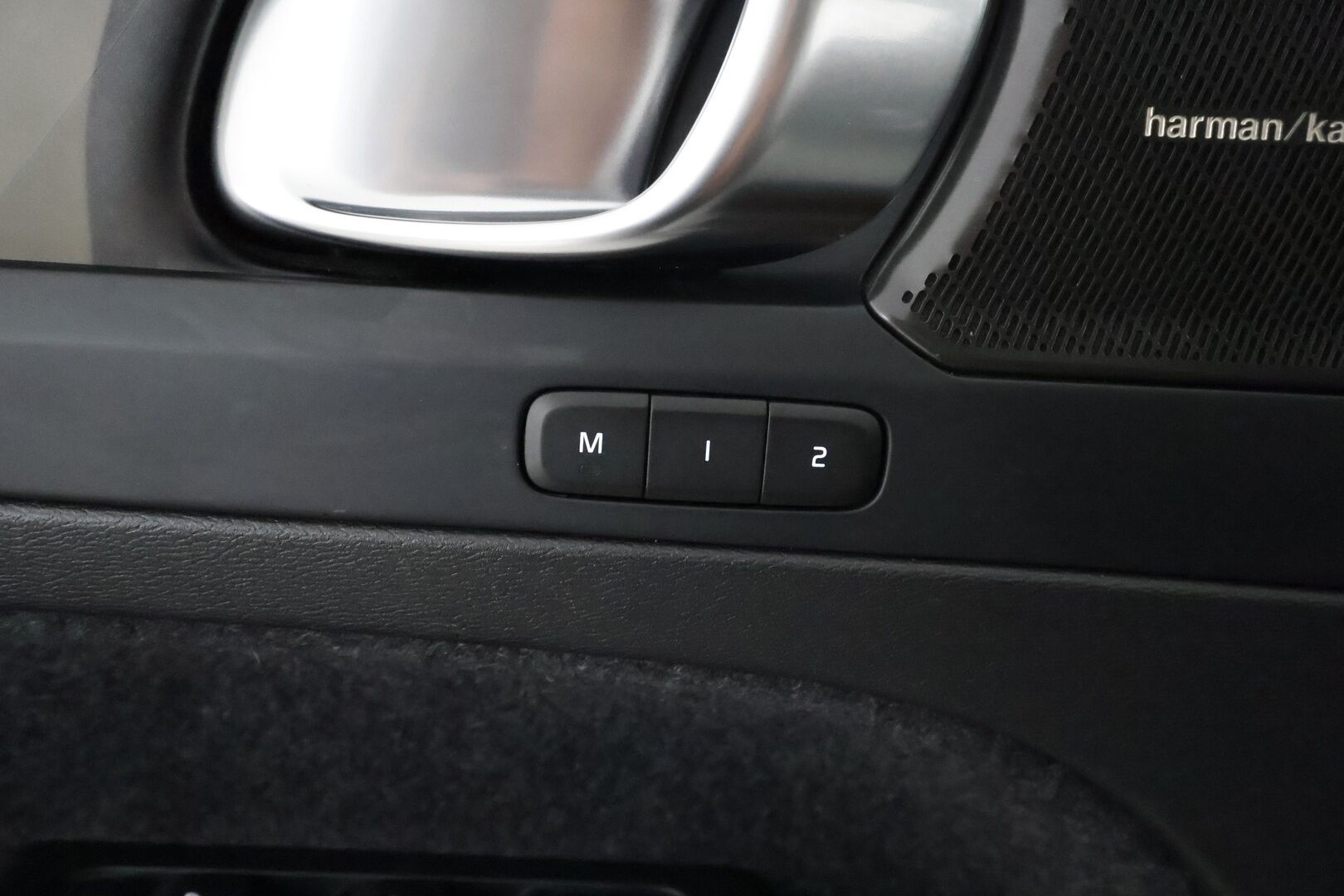 Volvo XC40 2023 Recharge Twin Motor Ultimate **Panorama / 360° Kamera / Adapt.Vakkari / Lämpöpumppu / Sporttipenkki Muistilla** - 3,99 % KORKOTARJOUS TÄHÄN AUTOON - Harman/Kardon / LED-valot / Google Maps / Kaistavahti / Digimittaristo / KeylessGO / Akku kuntotarkastettu / Juuri huollettu!